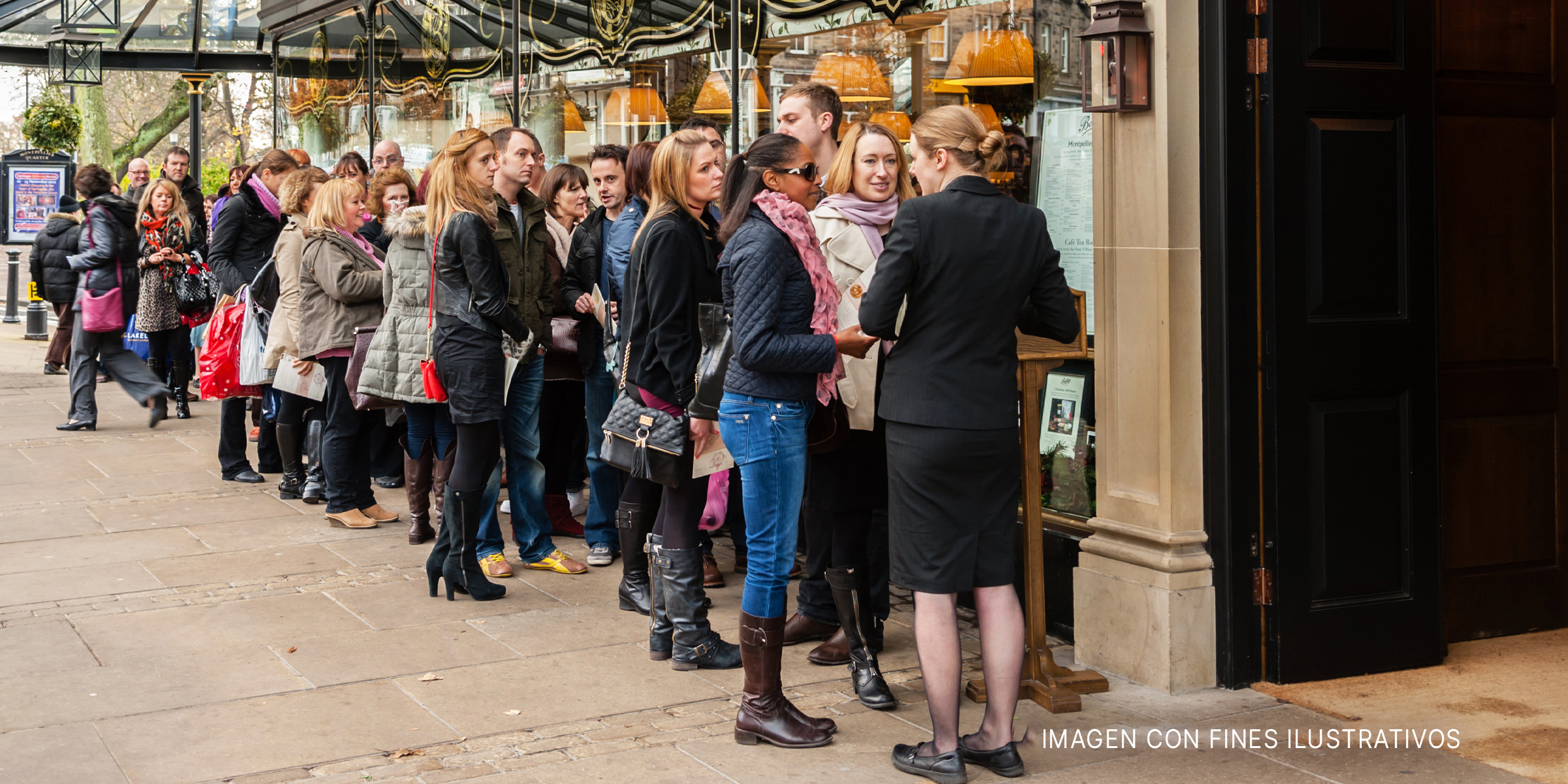 Clientes en fila fuera de un restaurante | Foto: Shutterstock