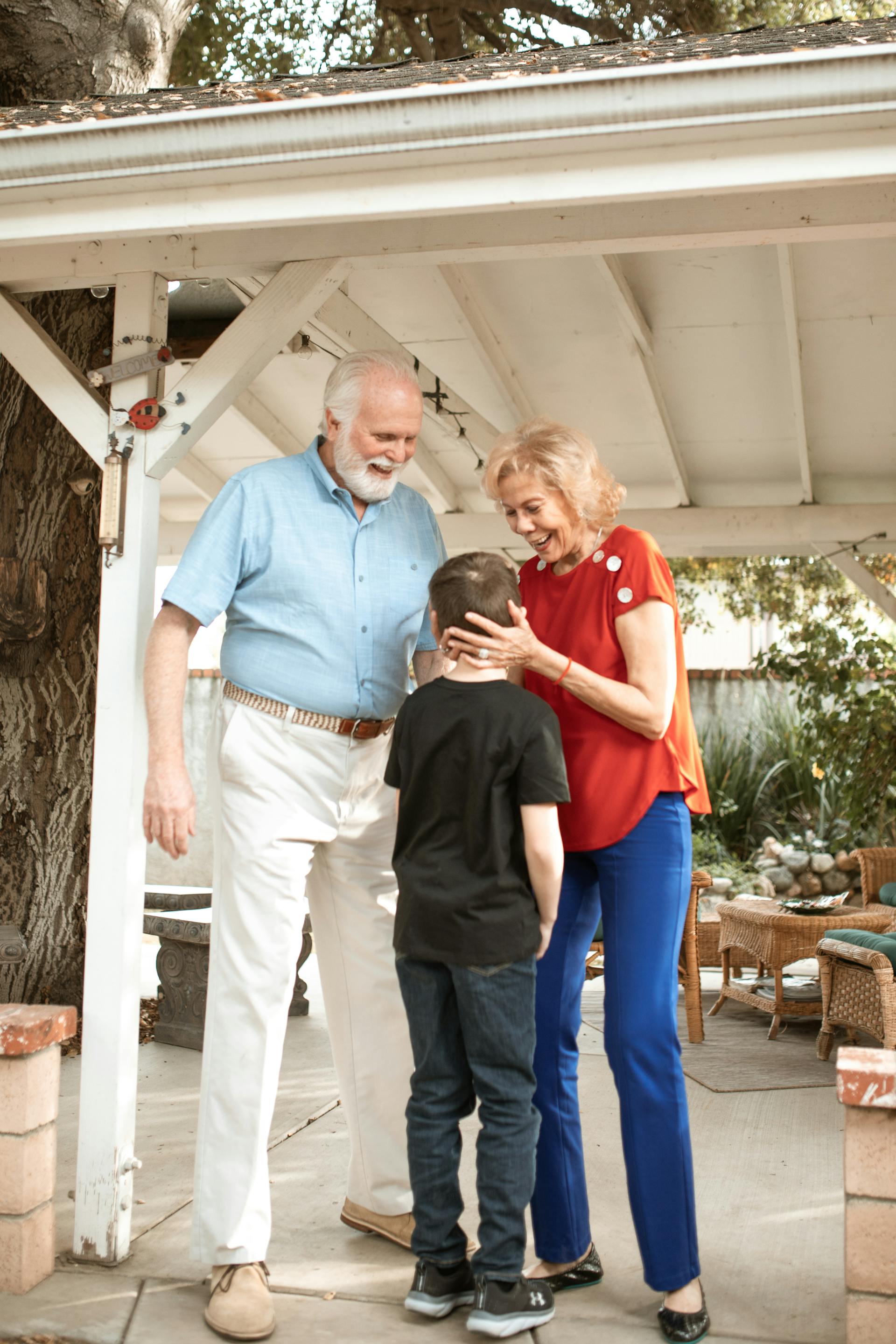 Grandparents talking with their grandson | Source: Pexels
