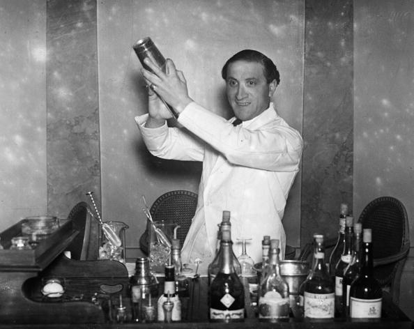  A barman on duty at the cocktail bar of Hector's Devonshire Restaurant preparing a cocktail.| Photo: Getty Images.