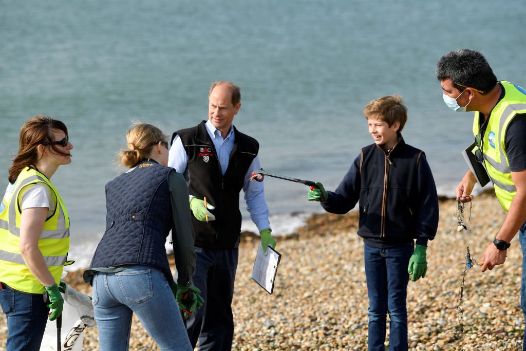 Prince Edward, Lady Louise and James participate in the Great British Beach Cleanup on September 20, 2020 |  Photo: Getty Images