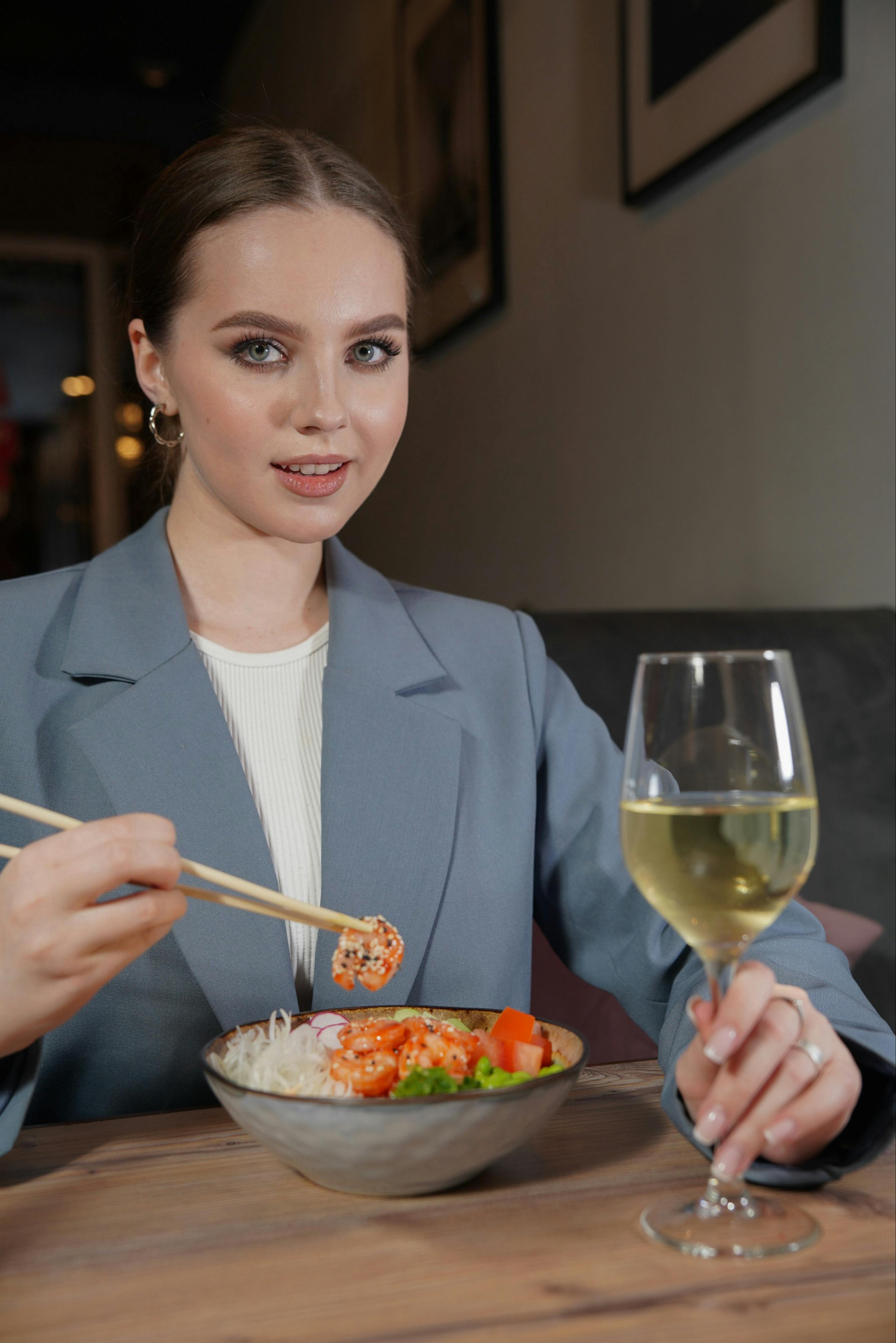 A young woman eating a meal with chopsticks | Source: Pexels