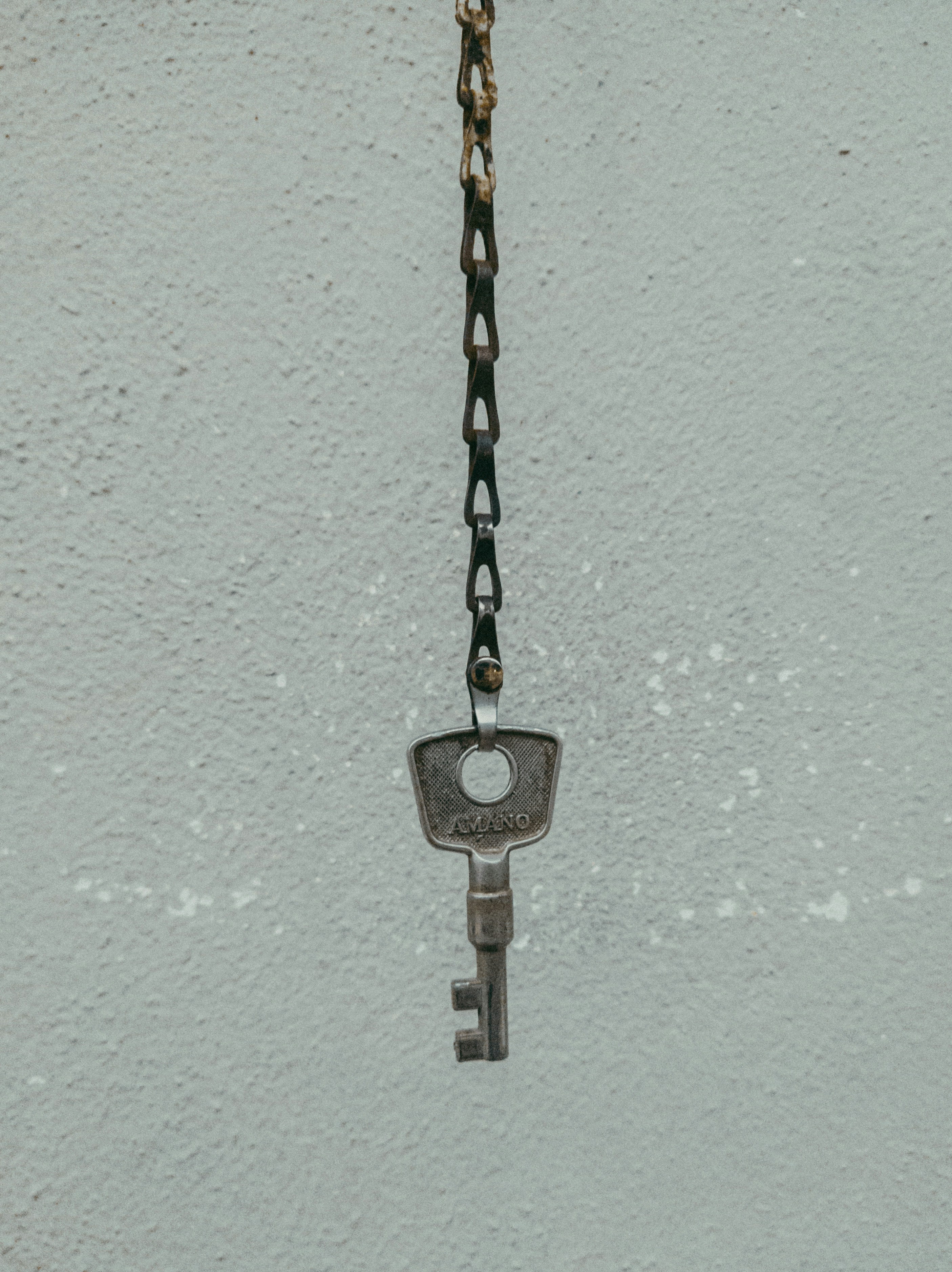 A key on a chain | Source: Unsplash