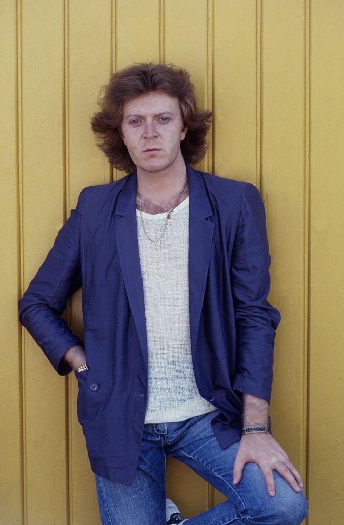 L'auteur-compositeur-interprète italien Umberto Tozzi avec une main dans la poche. 1979. | Photo : Getty Images