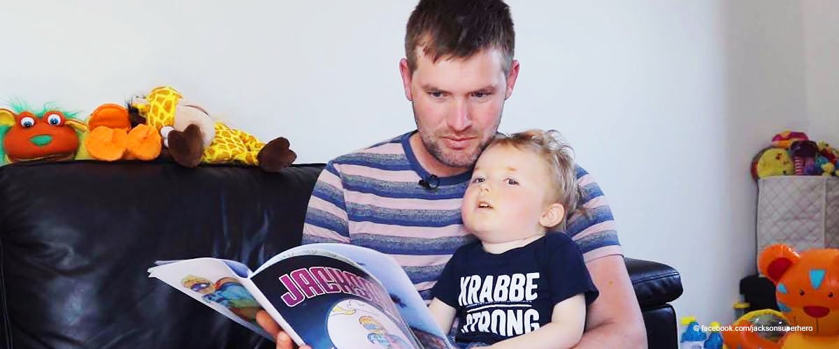 Vater eines Jungen mit seltener Krankheit verewigt seinen sterbenden Jungen als Superhelden