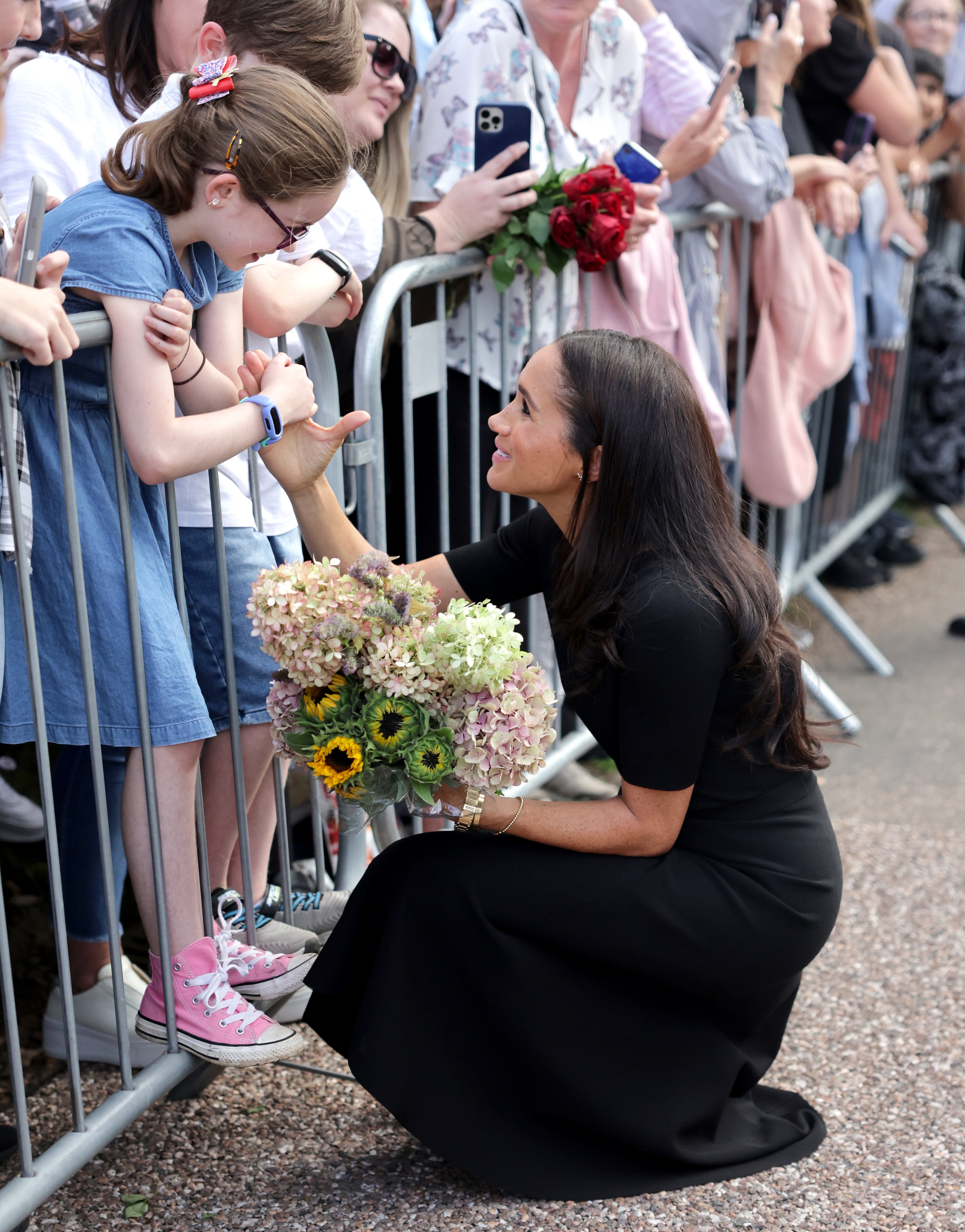 Meghan Markle greeting crowds in Windsor 2022. | Source: Getty Images 