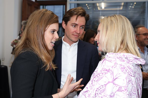 La princesse Béatrice d'York, Edoardo Mapelli Mozzi et Ruth Ganesh à l'exposition d'art animalier Art Show privé | Photo: Getty Images