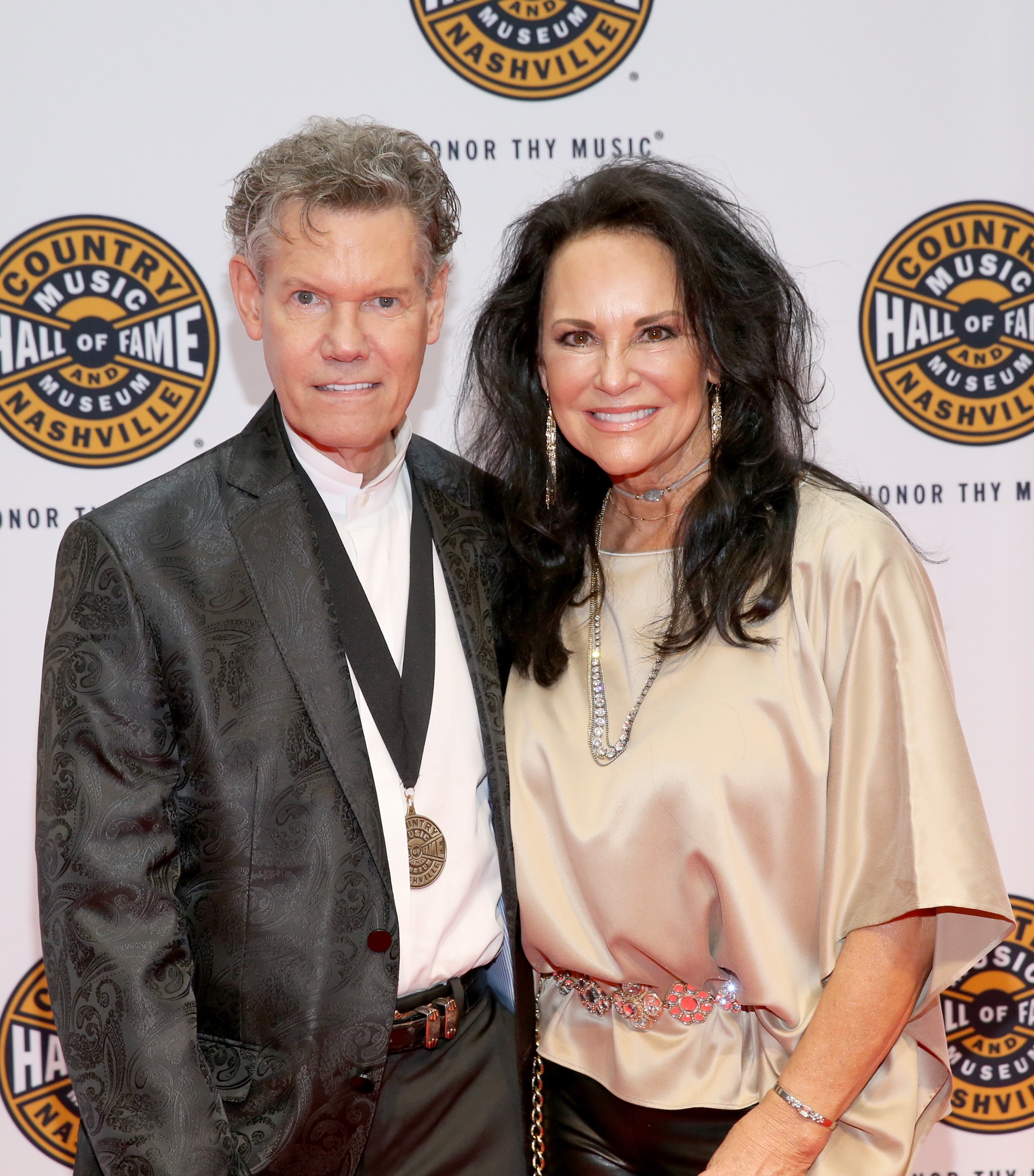 Randy Travis and Mary Beougher at the Medallion Ceremony to celebrate 2017 hall of fame inductees on October 22, 2017, in Nashville | Source: Getty Images