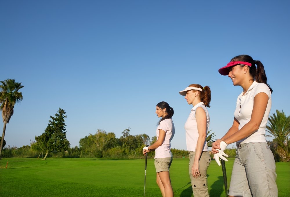 Ein Foto von drei Frauen beim Golfen | Quelle: Shutterstock