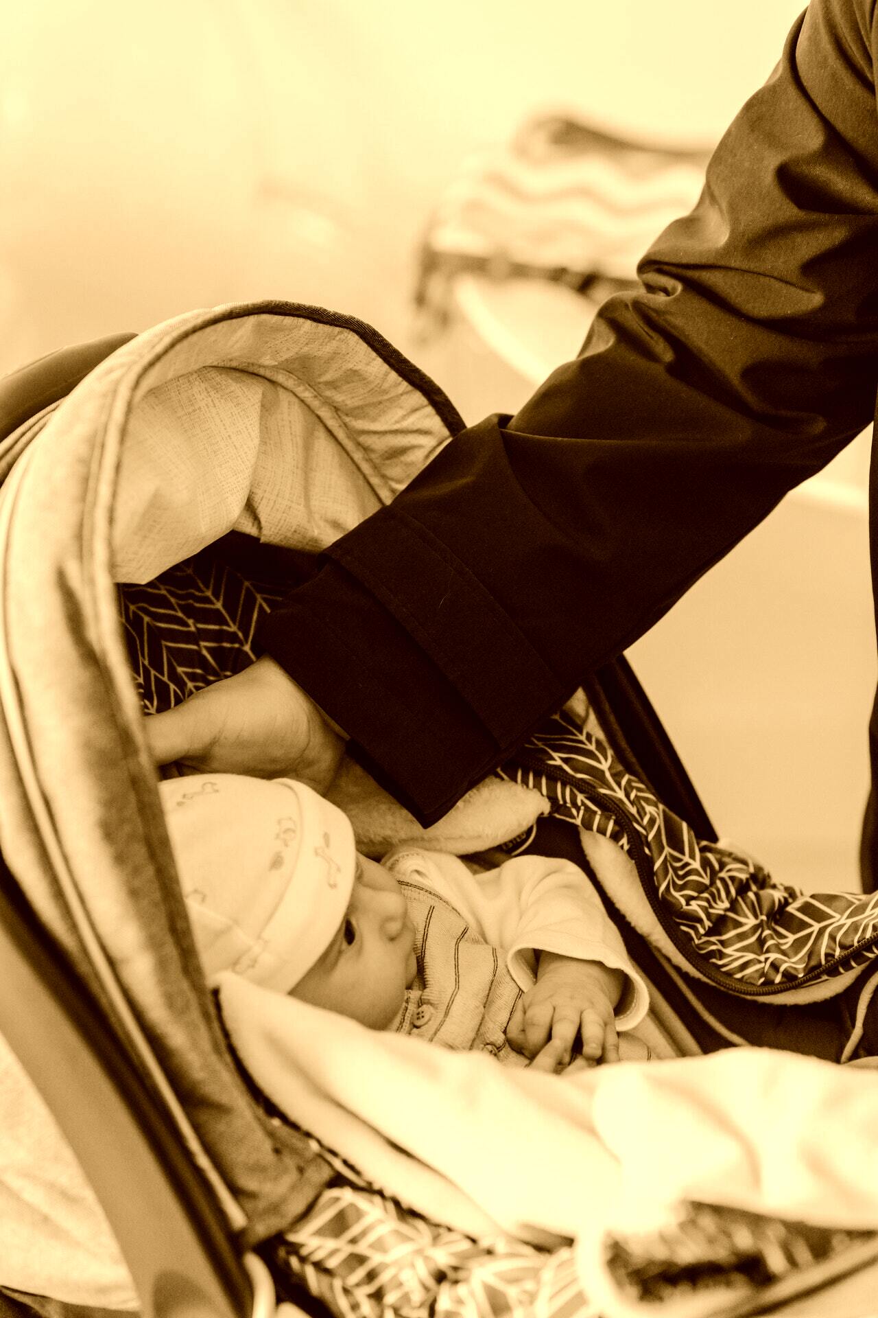 Hombre viendo a bebé en una carriola. | Foto: Pexels