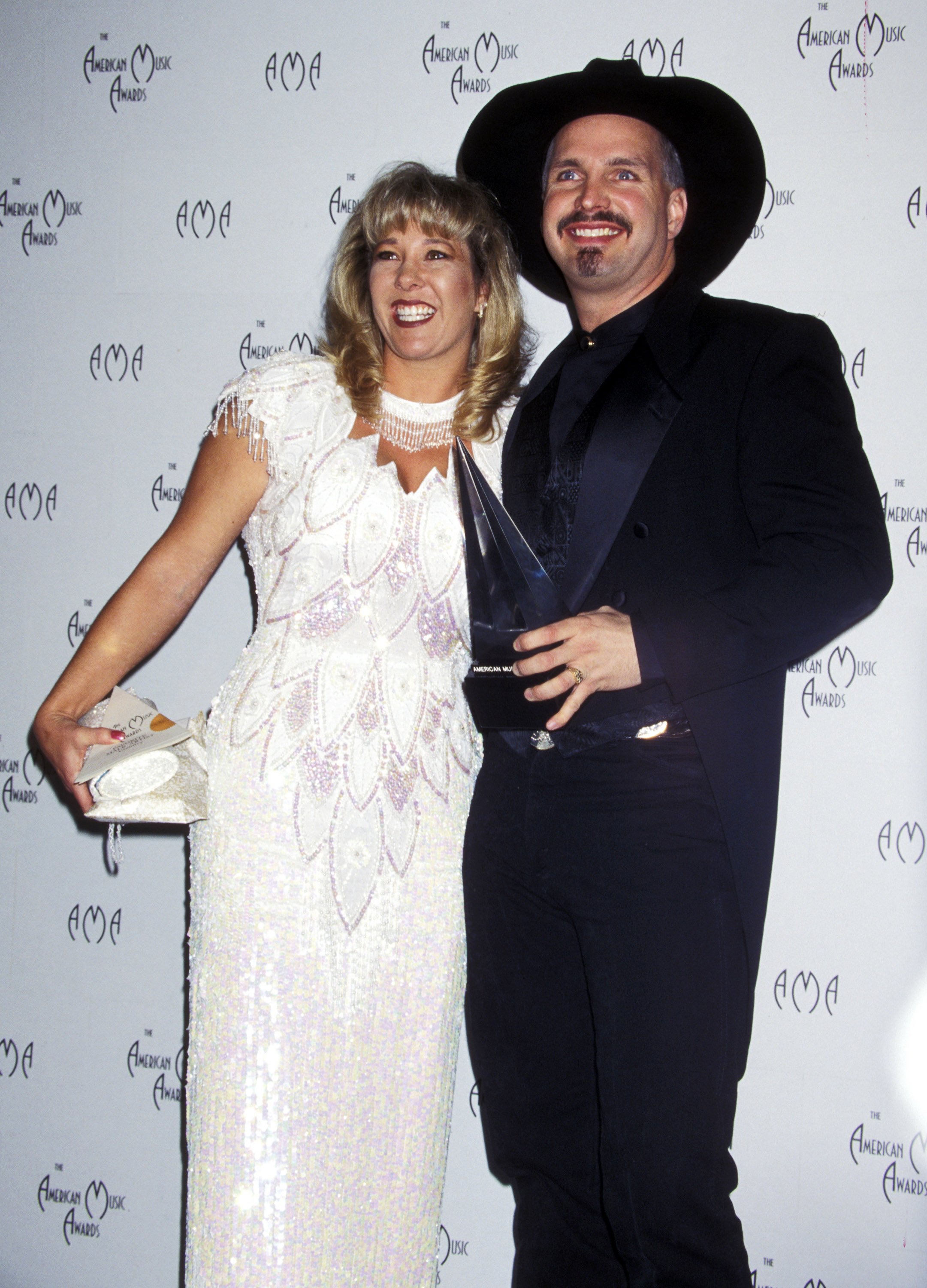Garth Brooks und Sandy Mahl bei 24. Annual American Music Awards | Quelle: Getty Images