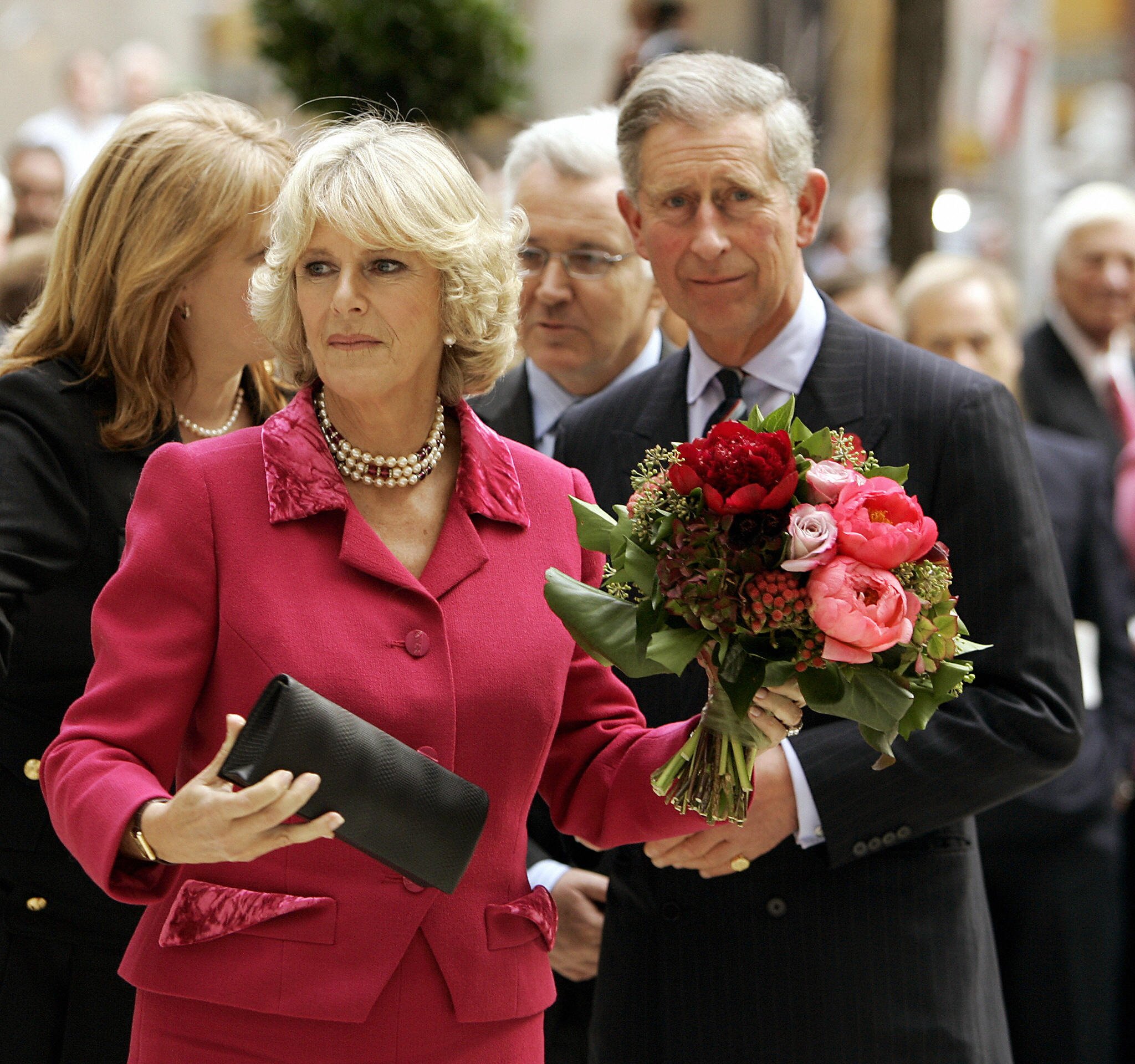 Le prince Charles de Grande-Bretagne et son épouse, Camilla, duchesse de Cornouailles, se promènent dans le jardin avant de dévoiler la pierre centrale du British Memorial Garden à Hanover Square, dans le Lower Manhattan, le 1er novembre 2005. | Source : Getty Images  