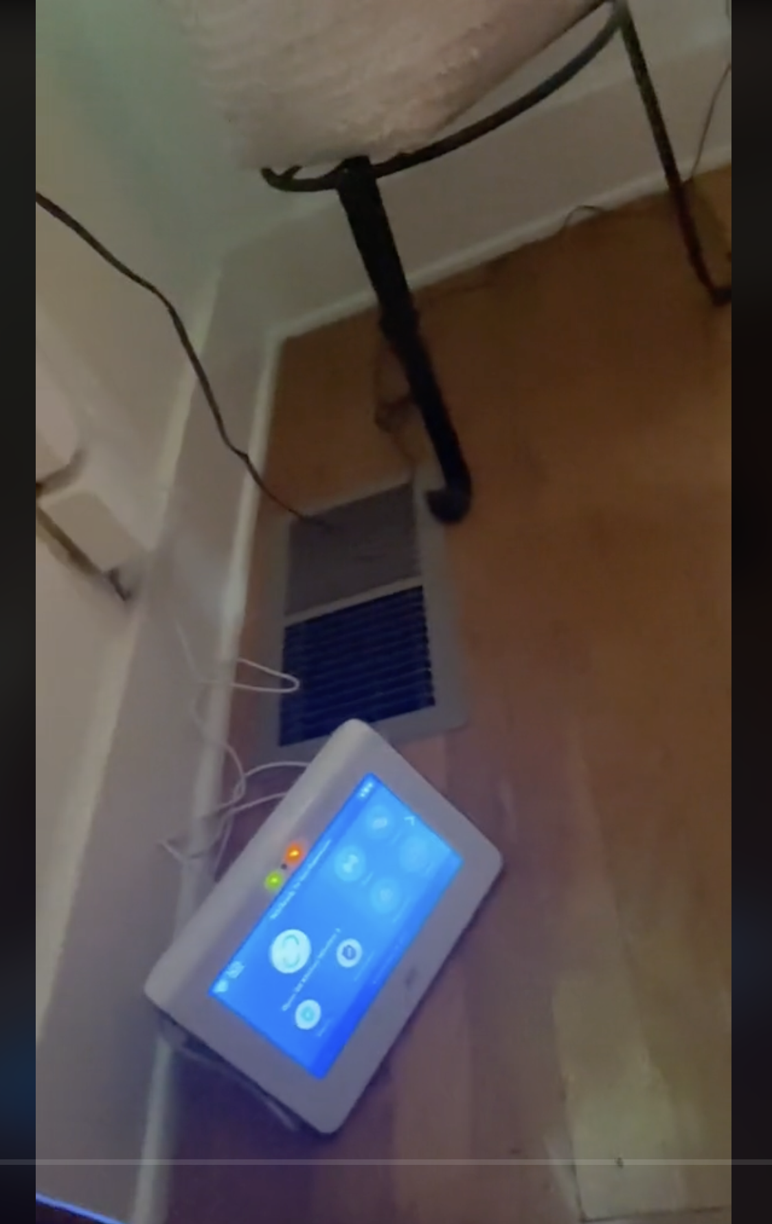The digital alarm clock in Julia Henning's room from a video dated June 20, 2023 | Source: tiktok.com/@iamjuliahenning