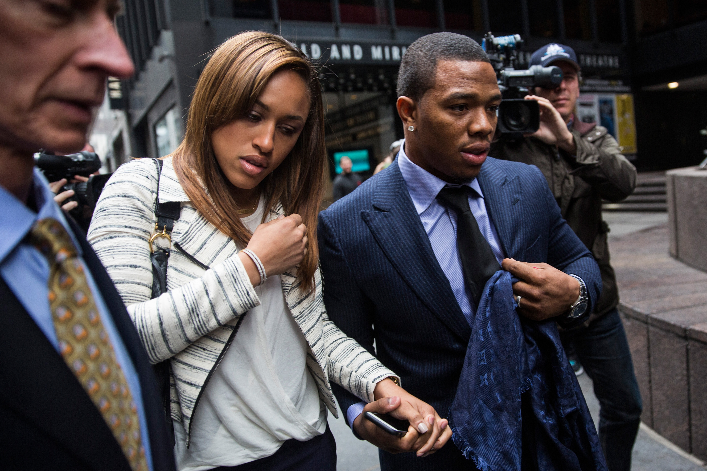 Ray Rice (R) and his wife Janay Palmer arrive for a hearing in New York City on November 5, 2014. | Source: Getty Images