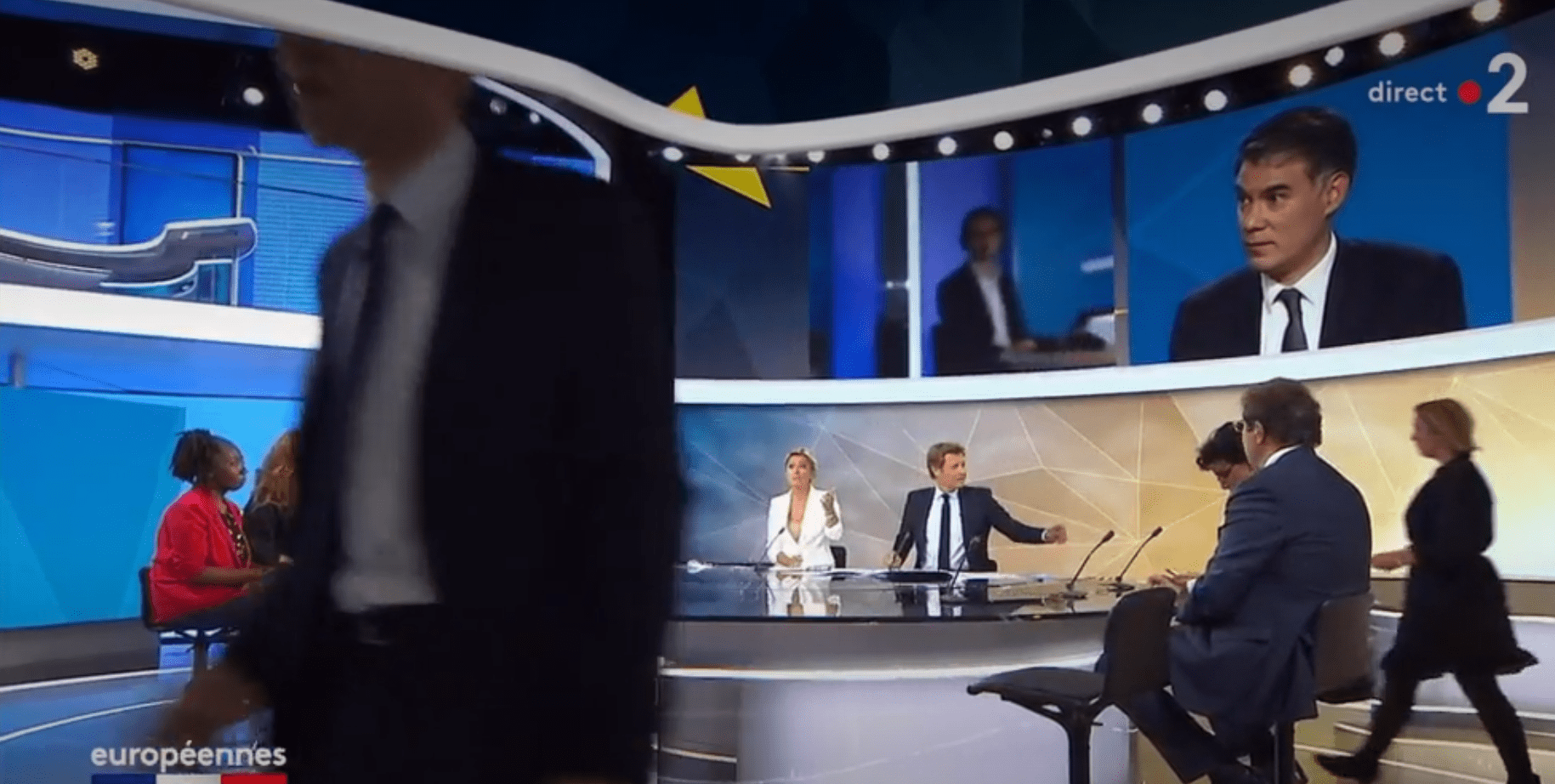 Sur le plateau | Photo : Dailymotion / FranceInfo