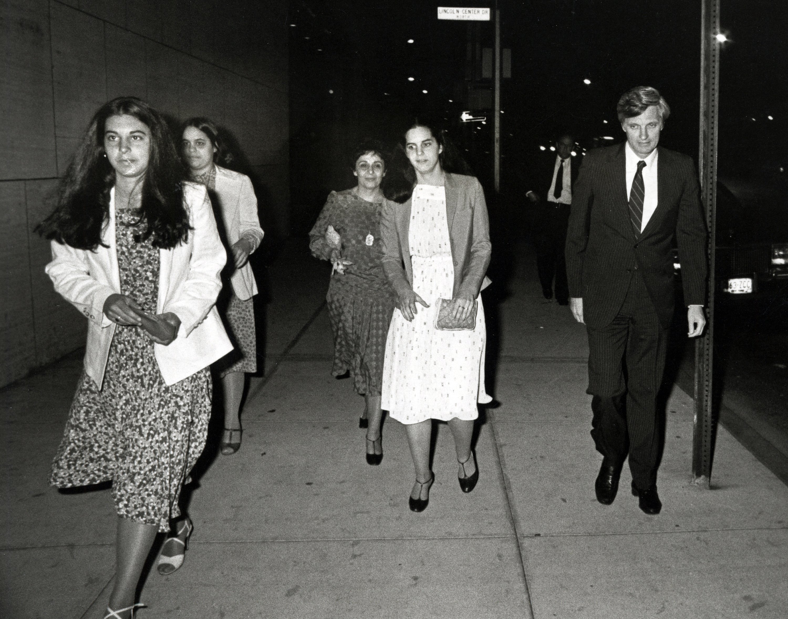 Beatrice, Eve, Arlene, Elizabeth, and Alan Alda on May 21, 1981, at "The Four Seasons" New York premiere | Source: Getty Images