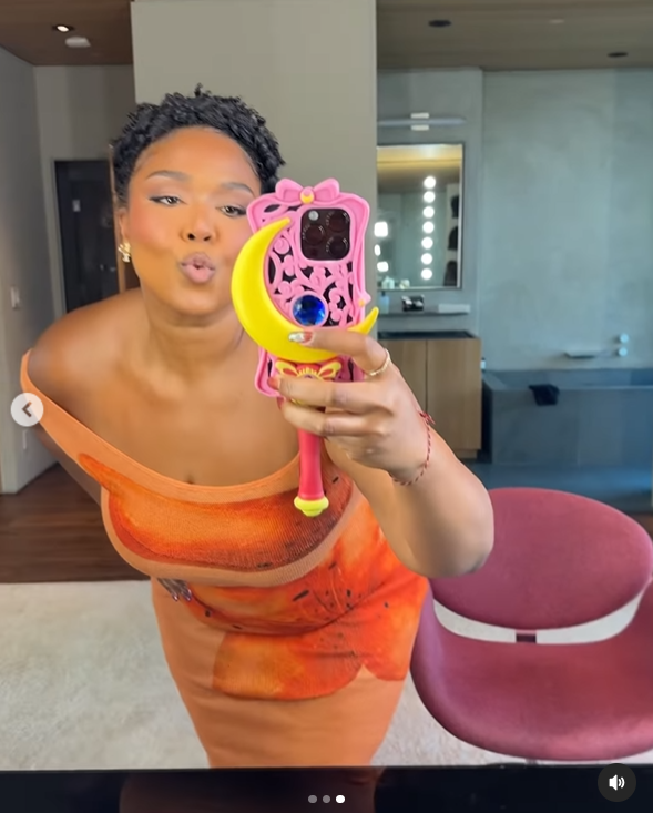 Lizzo's mirror selfie, highlighting her collarbones, posted on November 29, 2024 | Source: Instagram.com/lizzobeeating