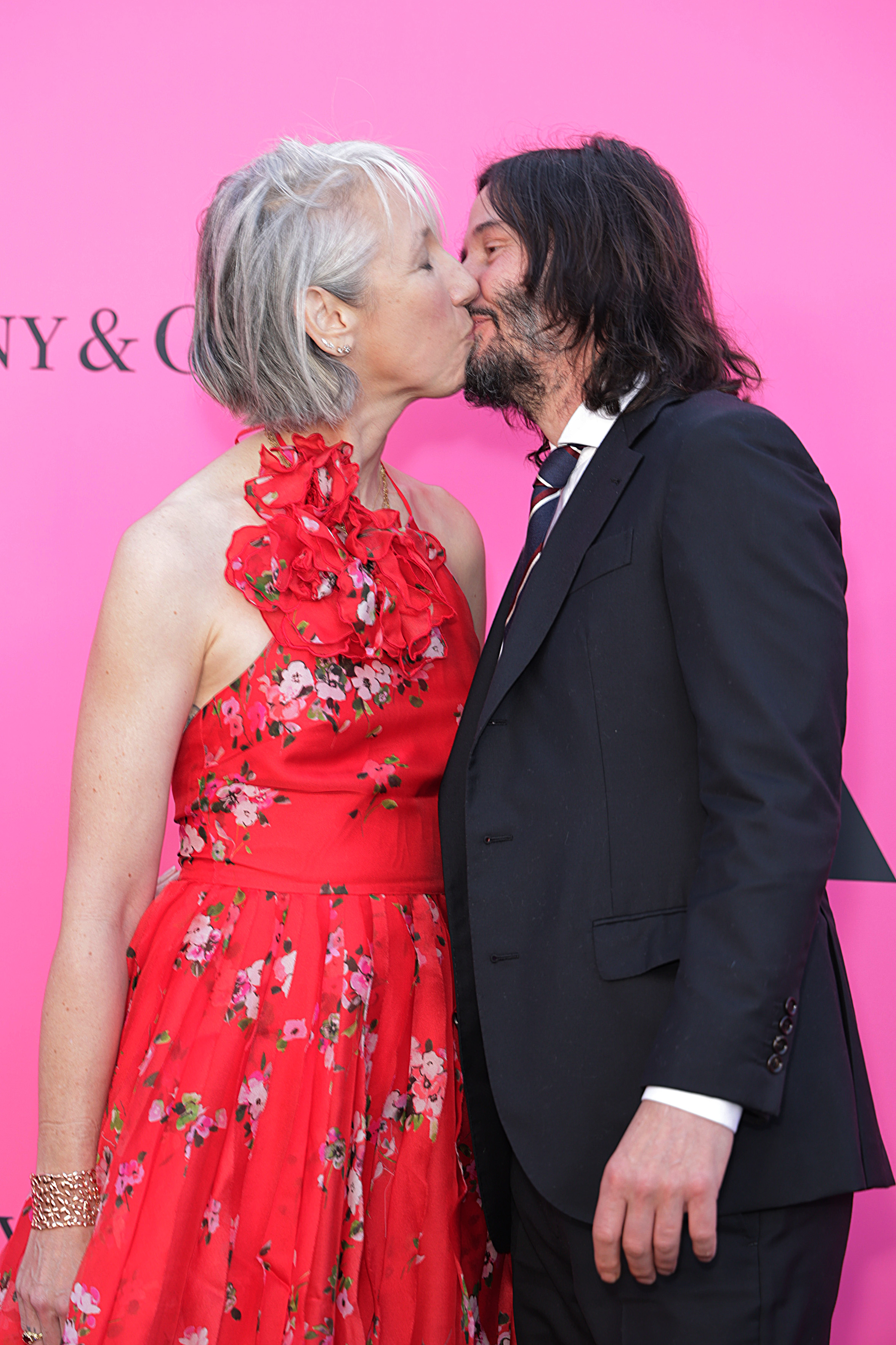 Alexandra Grant y Keanu Reeves en la Gala MOCA 2023 en The Geffen Contemporary de Los Ángeles en abril de 2023. | Foto: Getty Images
