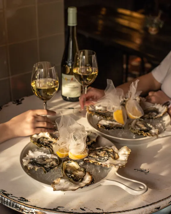Les gens venaient au restaurant George pour la meilleure nourriture de la ville | Source : Unsplash