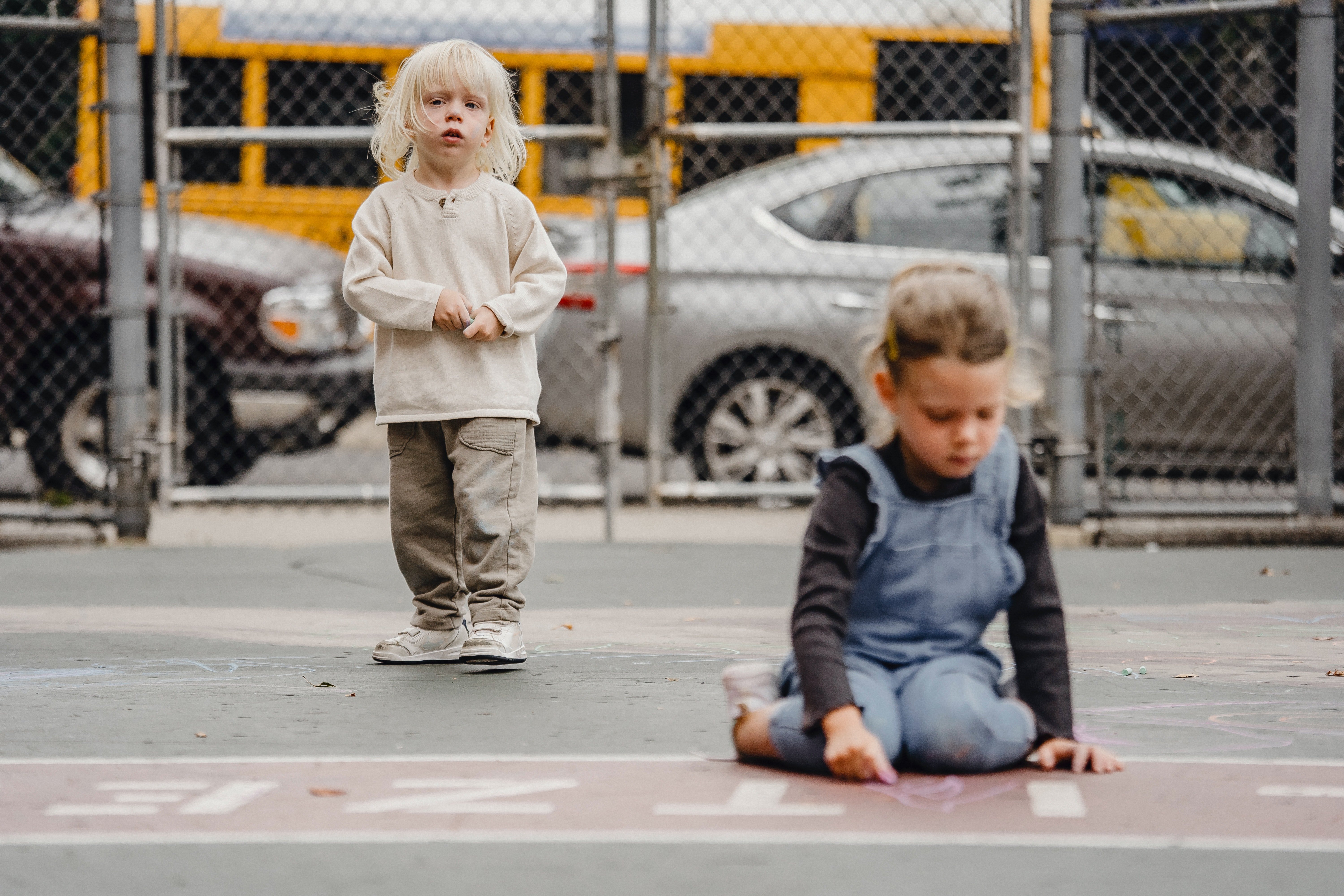 Deux enfants maltraités par ses parents. | Photo : Pexels