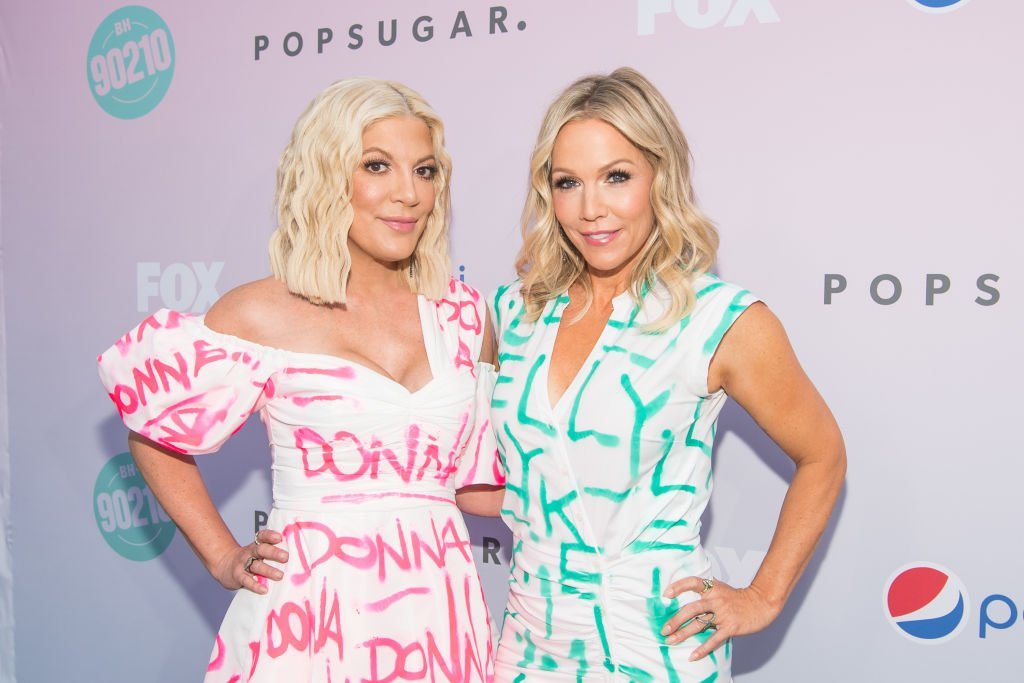 Tori Spelling and Jennie Garth attend the "Beverly Hills 90210" Peach Pit Pop-Up in Los Angeles, California on August 3, 2019 | Photo: Getty Images
