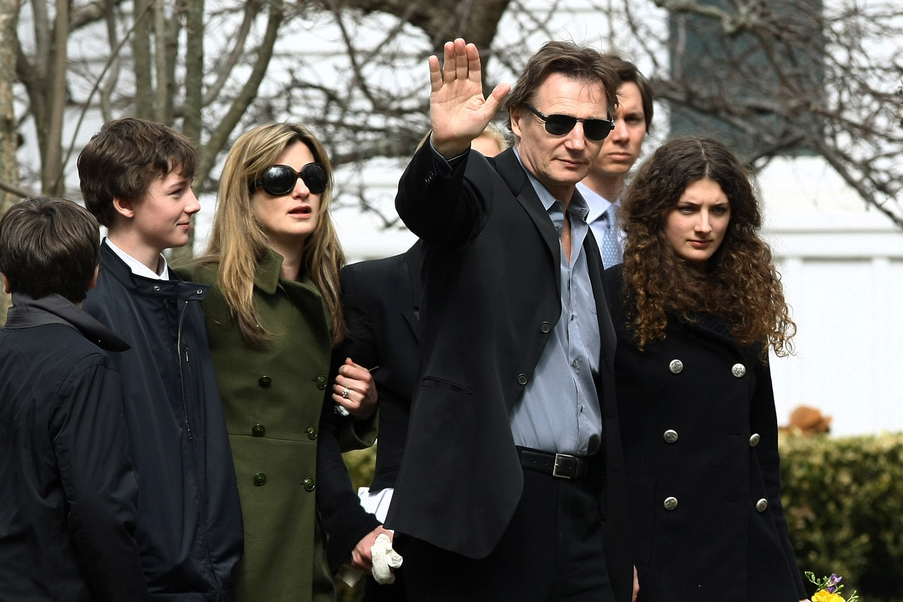 Liam Neeson con su familia en el funeral de Natasha Richardson en Nueva York en 2019. | Foto: Getty Images