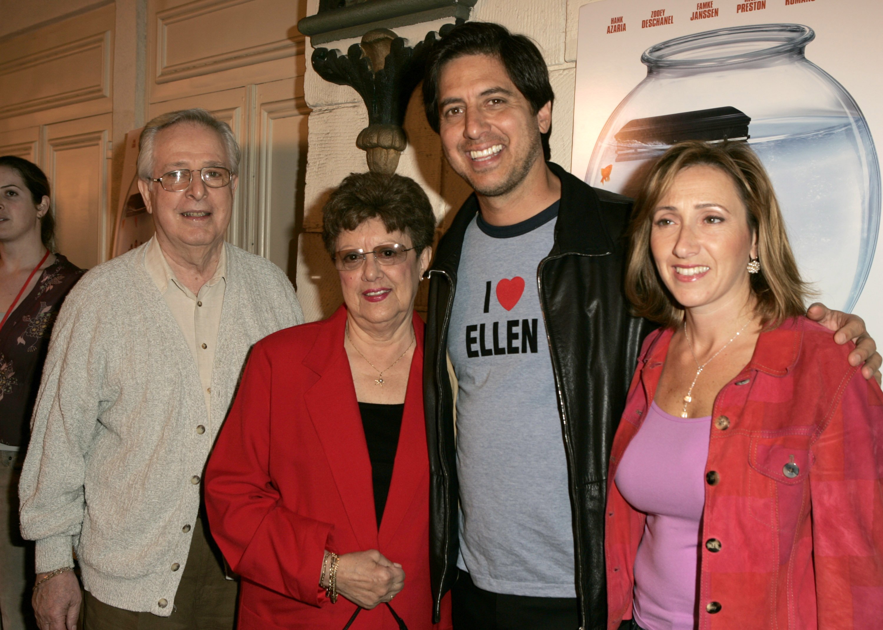 Ray Romano (2nd from right), father Albert, mother Lucie and wife Anna in 2004 | Source: Getty Images
