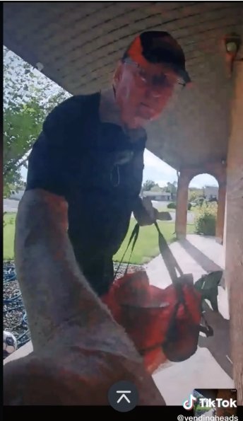 Newey ringing the Valdez's doorbell to deliver pizza | Source: Tiktok.com/vendingheads