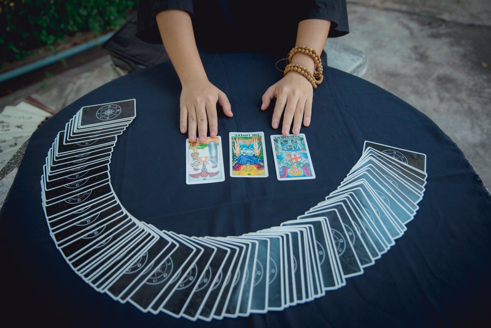 Pitonisa con las cartas del Tarot. | Fuente: Shutterstock Pitonisa con las cartas del Tarot. | Fuente: Shutterstock