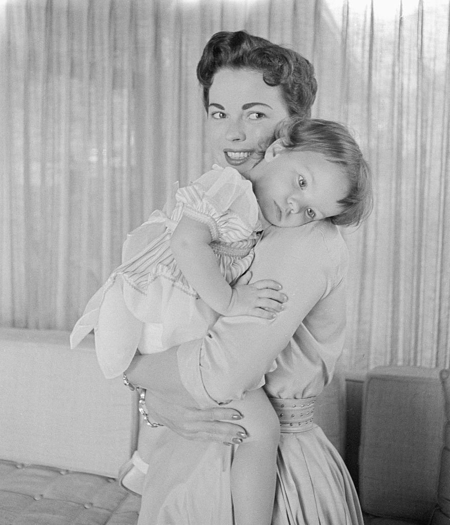 Shirely Temple cuddling Lori, June 1956 | Source: Getty Images