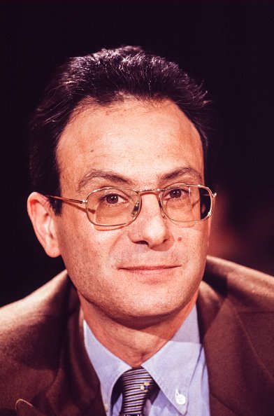 Gérard Miller, psychanalyste et écrivain, en janvier 1995 à Paris, France. | Photo : Getty Images