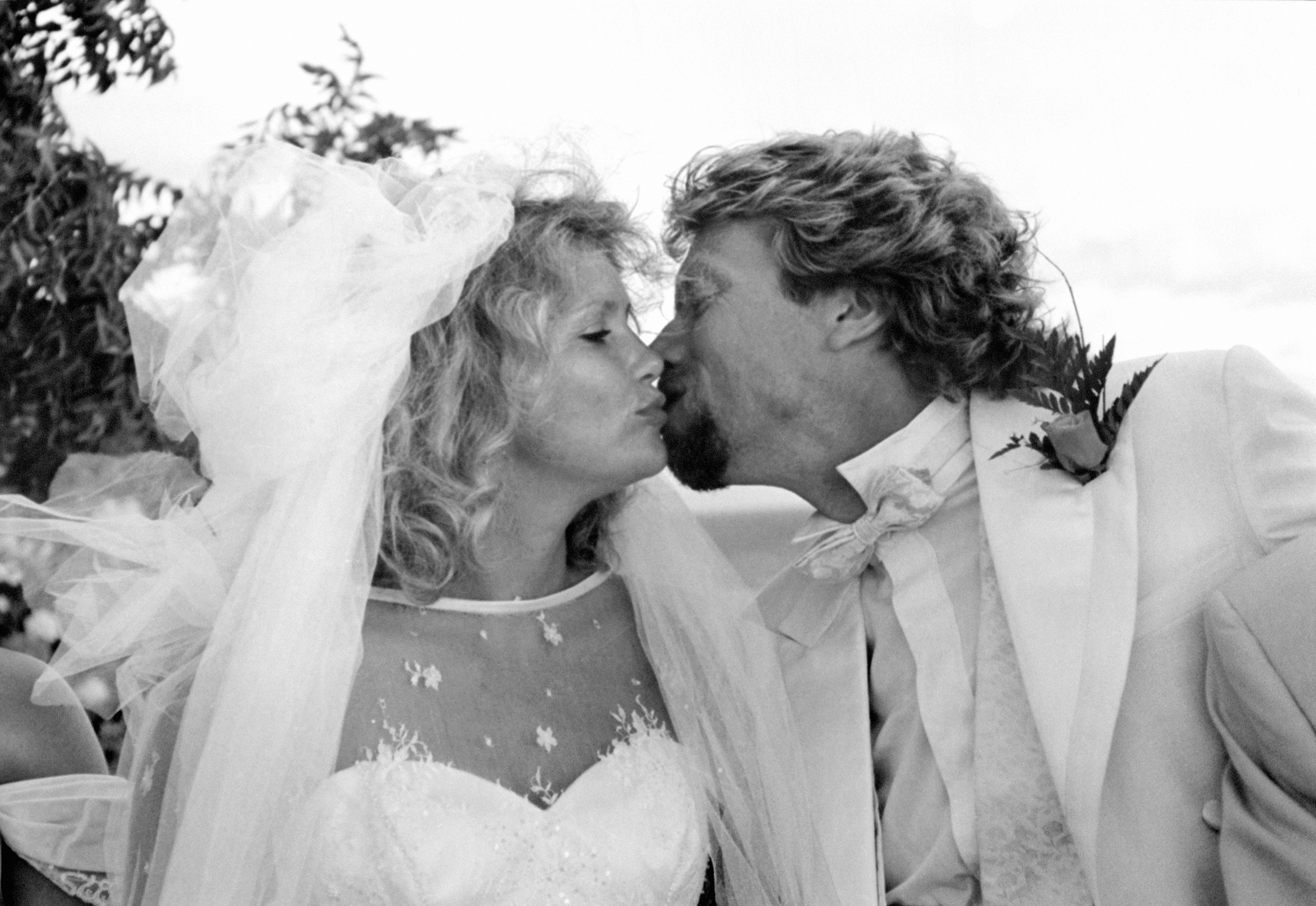 Joan Templeman and Richard Branson on their wedding on Necker Island in 1989. | Source: Getty Images