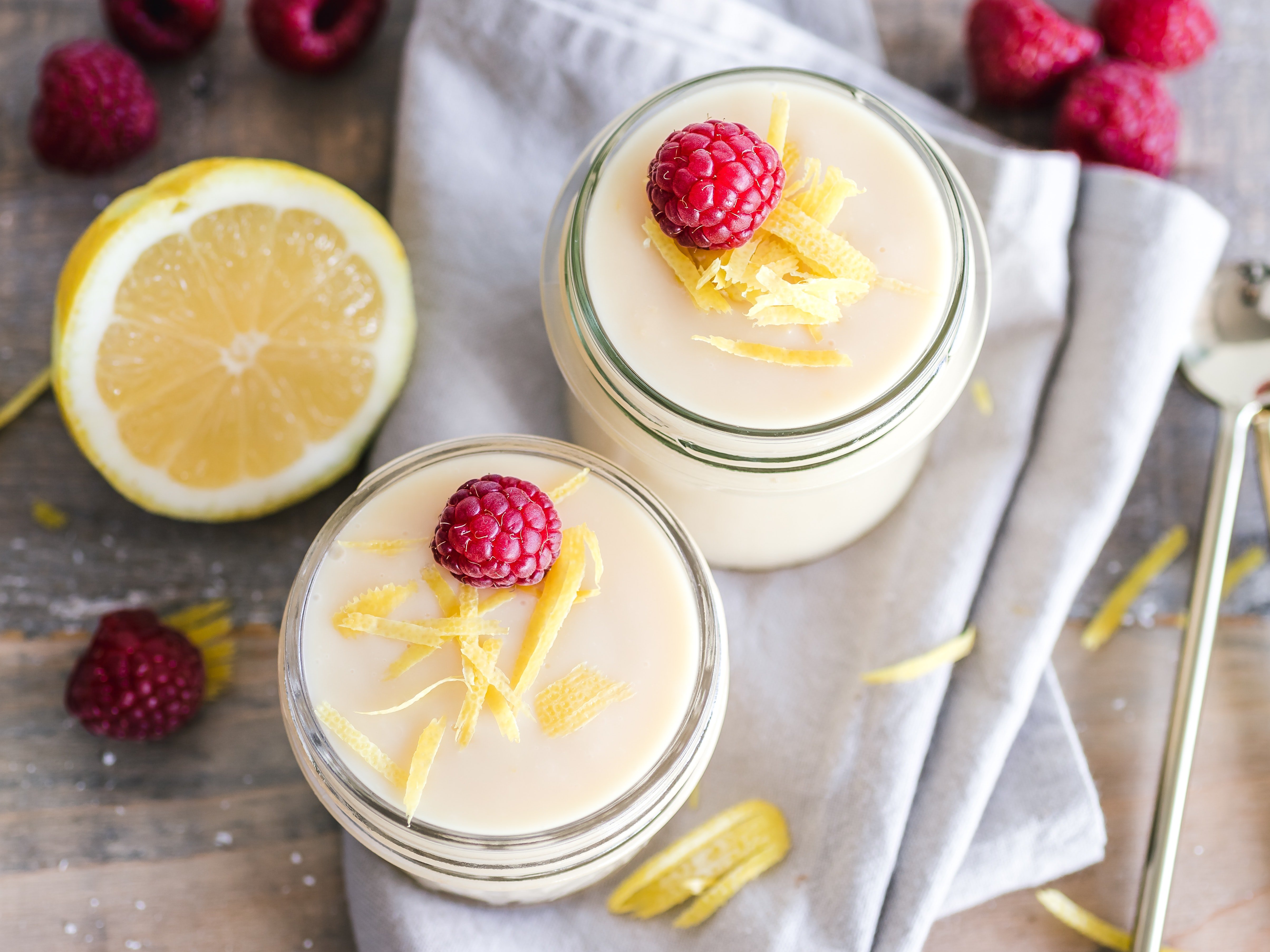 A glass jar of desserts | Photo: Pixabay