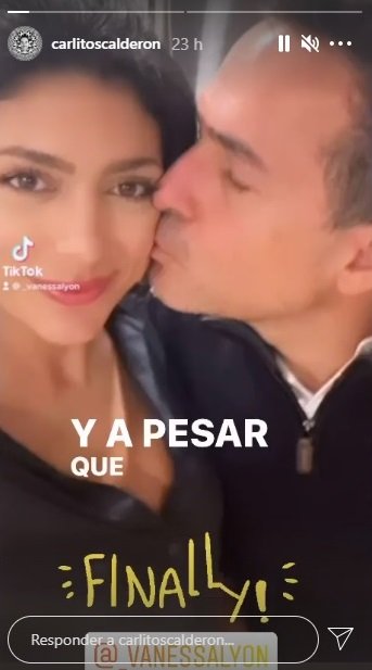 Carlos Calderón besa en la mejilla a Vanessa Lyon. | Foto: Captura de Instagram/carlitoscalderon