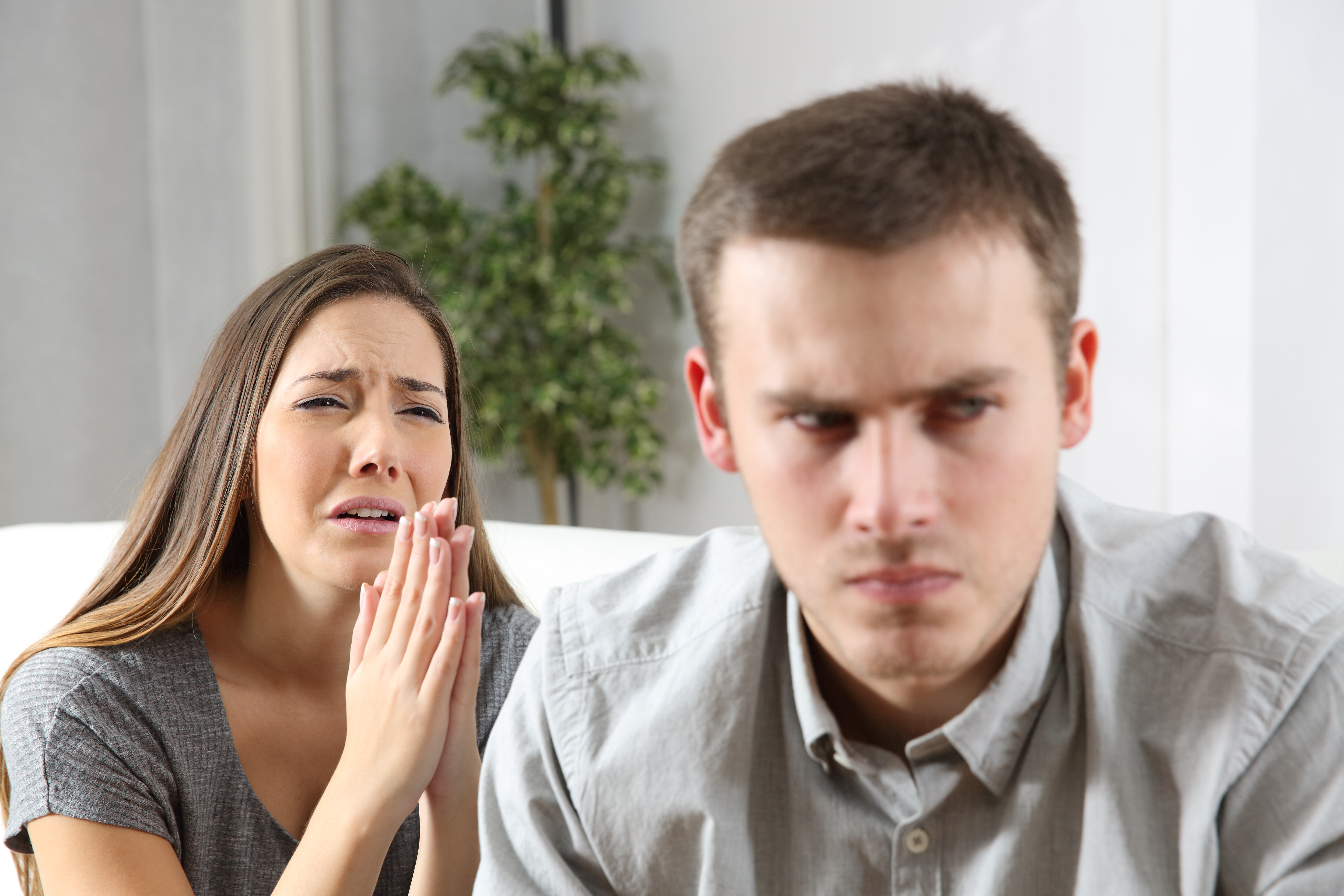 Woman asking a man for forgiveness | Source: Shutterstock