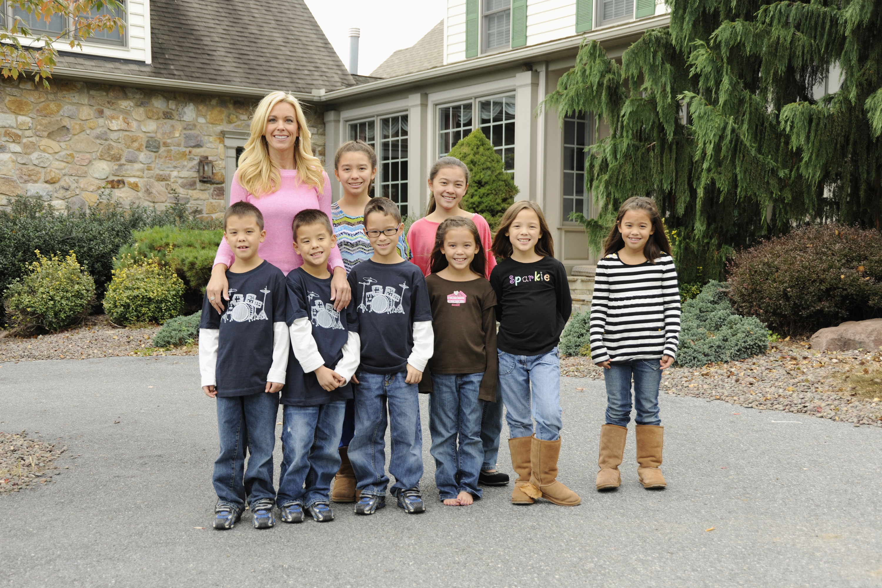 Kate Gosselin with twins Mady and Cara, and sextuplets Alexis, Hannah, Leah, Joel, Aaden, and Collin on ABC's "Celebrity Wife Swap," aired February 26, 2013 | Source: Getty Images