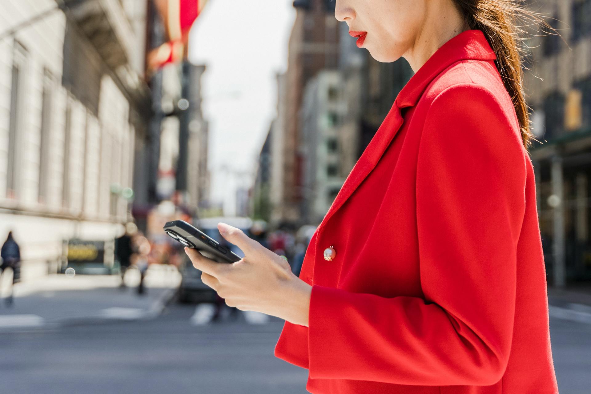 A woman using her phone | Source: Pexels