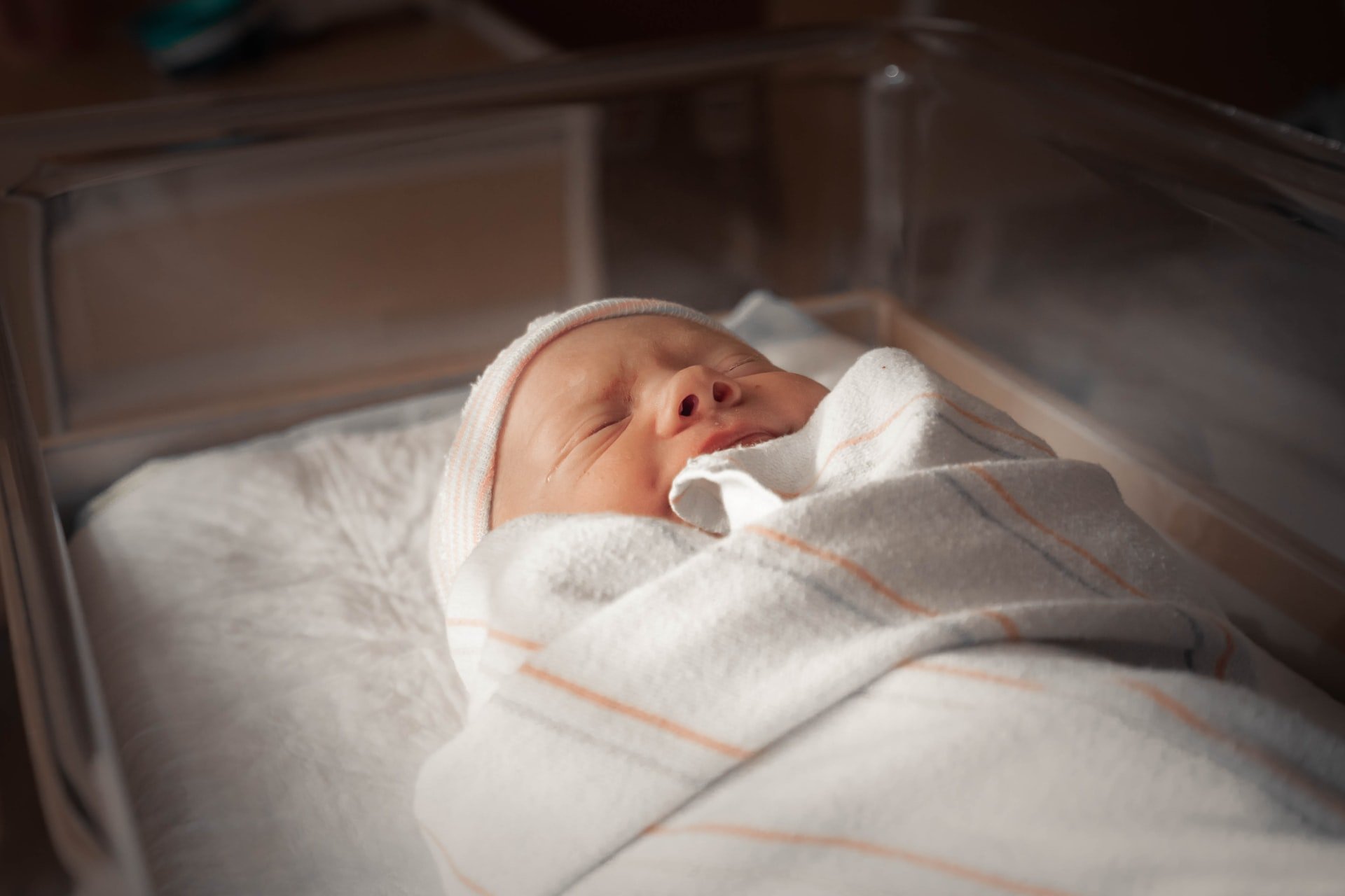 Michael sah sich die Babys in der Neugeborenenabteilung an. | Quelle: Unsplash