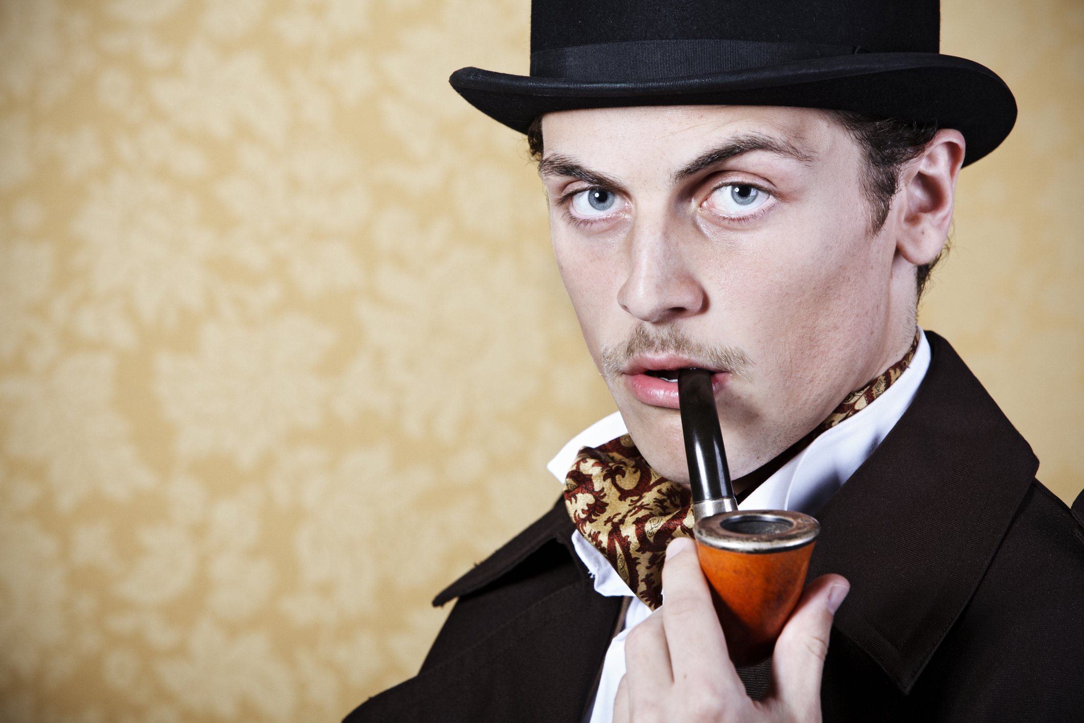 Un hombre retratando a Sherlock Holmes con pipa y sombrero. | Foto: Getty Images