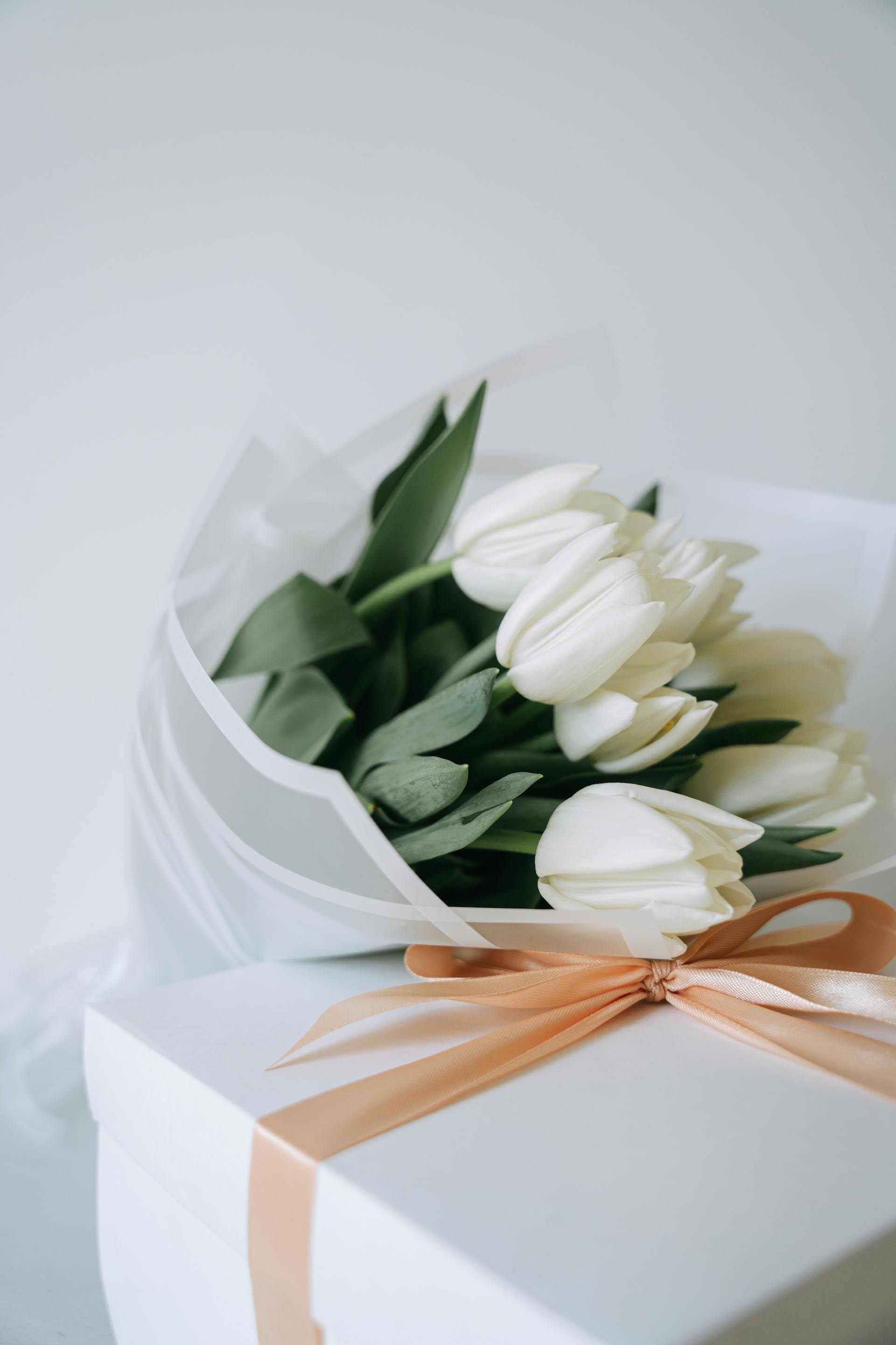 A bouquet of white tulips on top of a box | Source: Pexels