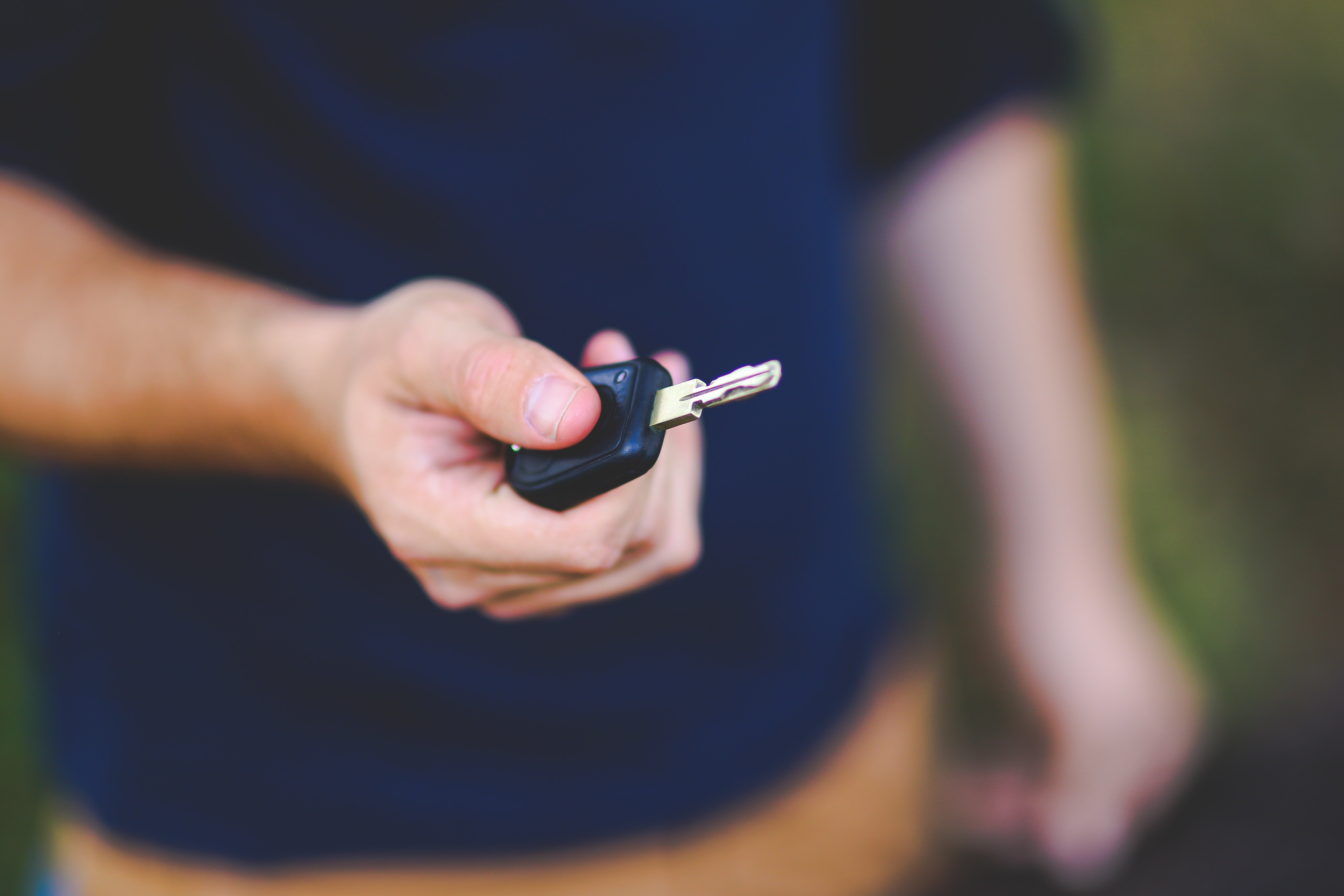 Man holding car key. | Source: Pexels