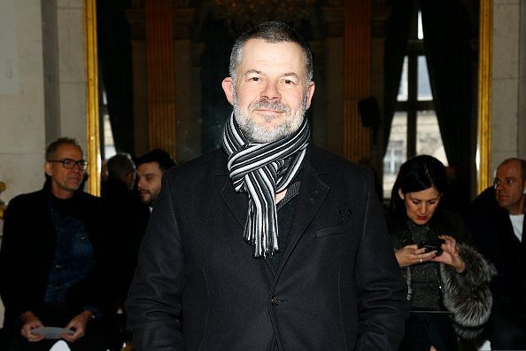 Eric Naulleau assiste au défilé Balmain dans le cadre de la semaine du défilé féminin automne / hiver à Paris. | Photo : Getty Images Eric Naulleau assiste au défilé Balmain dans le cadre de la semaine du défilé féminin automne / hiver à Paris. | Photo : Getty Images