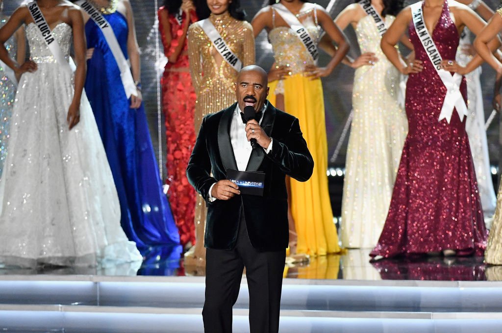 Steve Harvey hosting onstage during the Miss Universe 2017 in Las Vegas, Nevada. | Photo: Getty Images