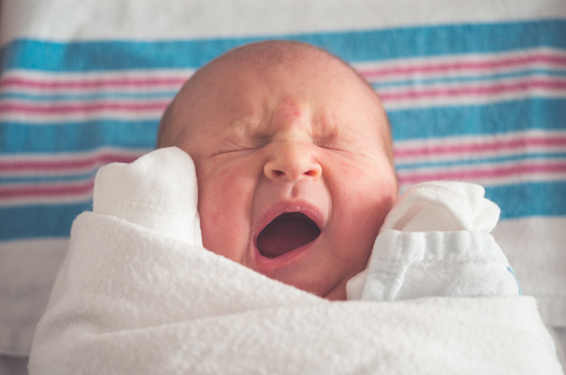 Newborn baby yawning | Source: Unsplash