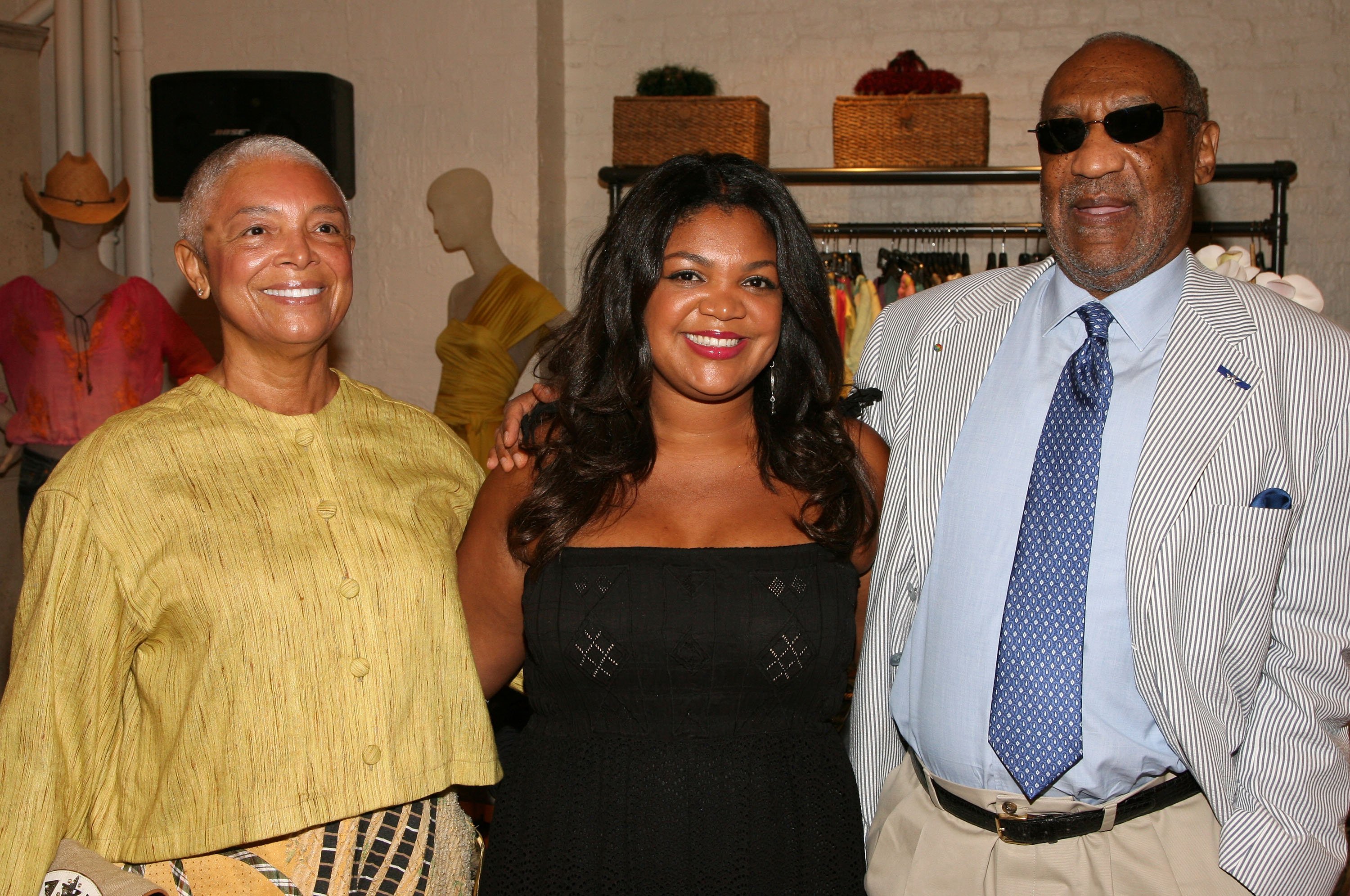 Camille et Bill Cosby et leur fille Evin assistent au lancement de la boutique pb&Caviar le 7 août 2008 à New York. | Photo : Getty Images