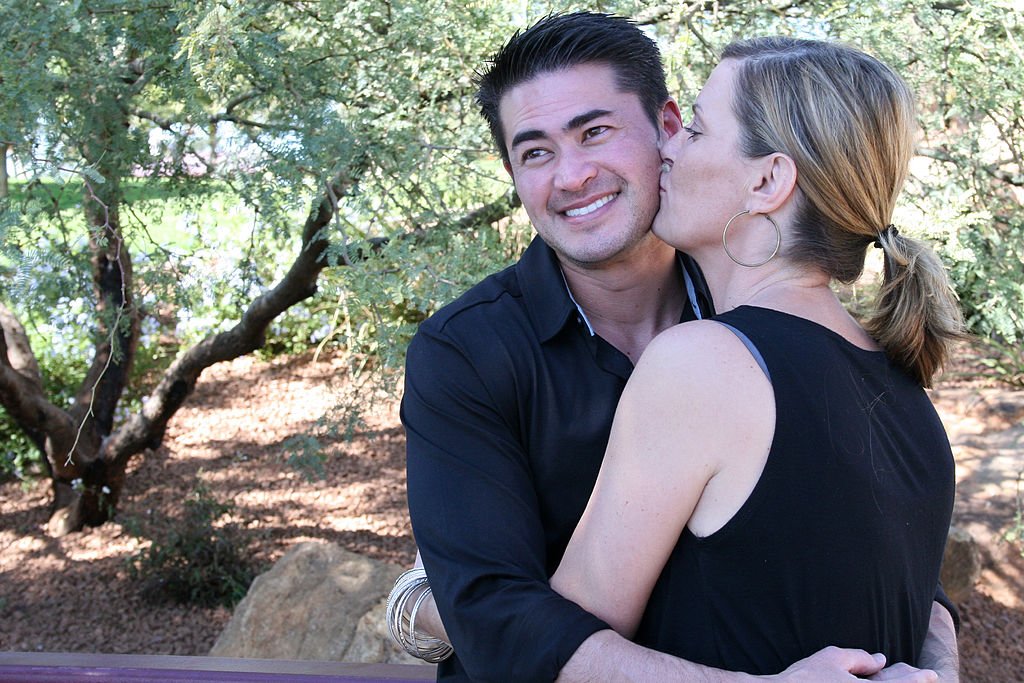 Thomas Beatie and Amber Nicholas during a photo session on October 29, 2012 in Anthem, Arizona | Photo: Getty Images