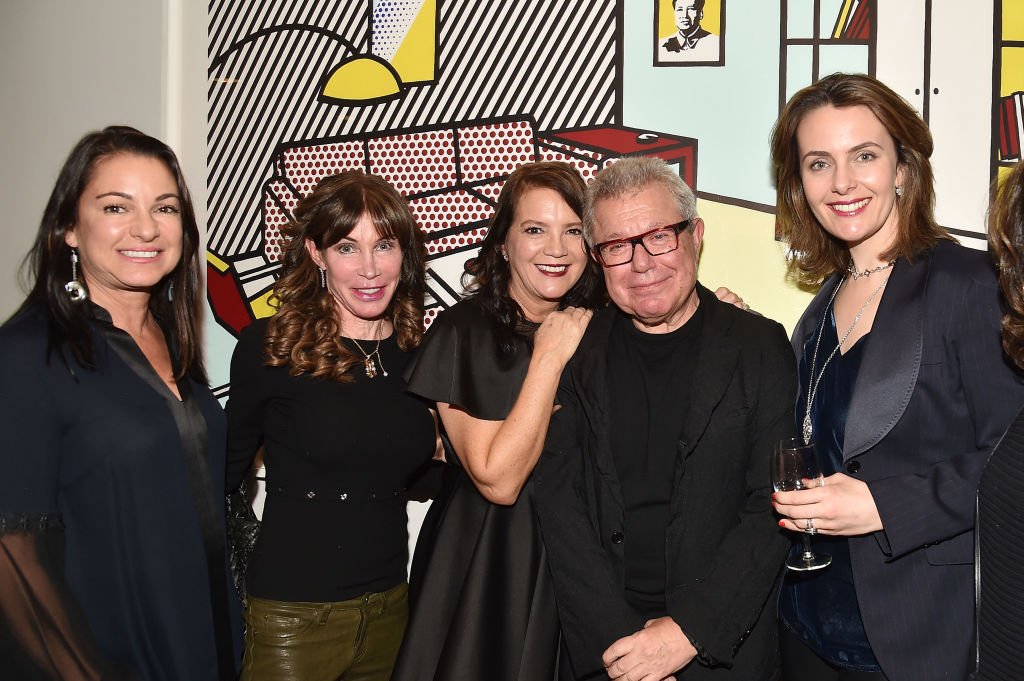 Annie Falk, Jessica Reif Erhlich, Peggy Bonapace Gelfond, Daniel Libeskind und Catherine Hormats nehmen am 15. November 2018 an Daniel Libeskinds Buchvorstellung "Edge Of Order" in Rich And Peggy Gelfonds Residence at Private Residence teil. | Quelle: Getty Images