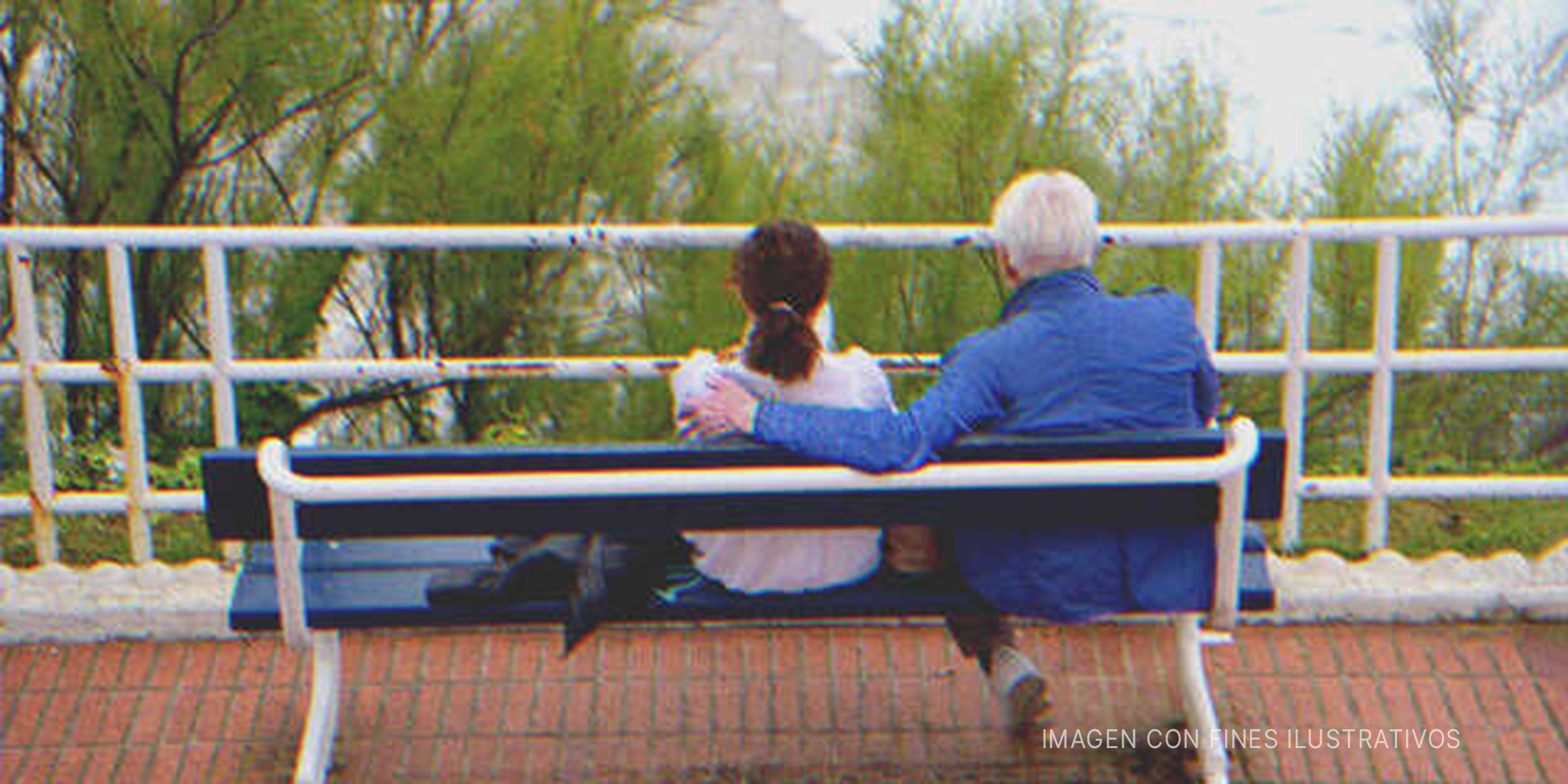Hombre mayor y una chica sentada en un banquillo | Foto: Shutterstock