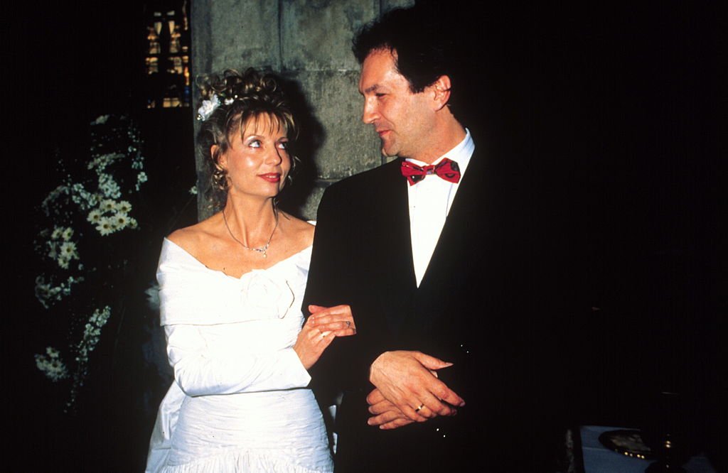 Sabine Postel und ihr verstorben Ehemann Dr. Otto Riewoldt während ihrer Trauung in der "St. Peter-Kirche" in Köln. (Foto von Peter Bischoff) I Quelle: Getty Images