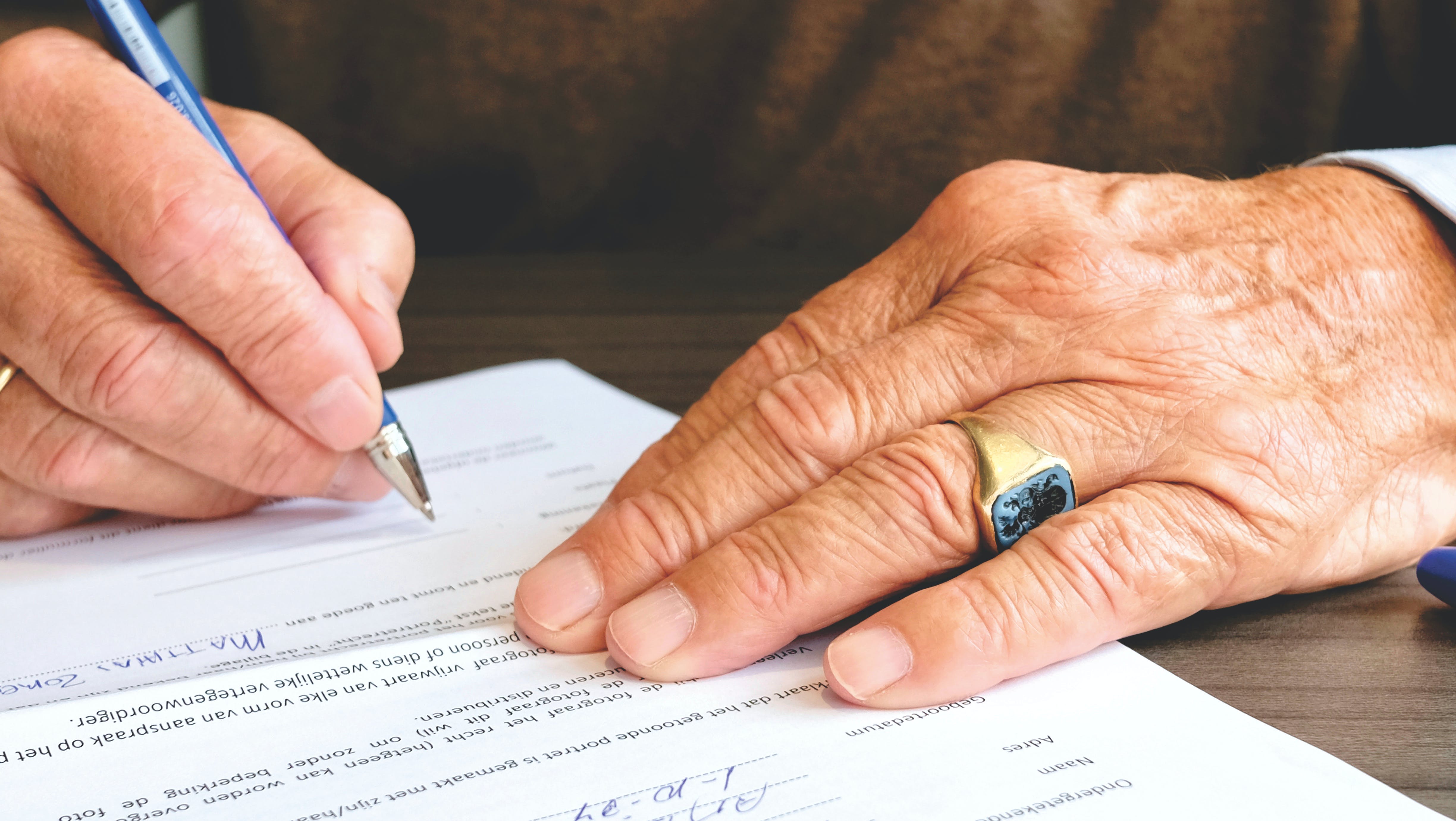 A person signing a document | Source: Pexels