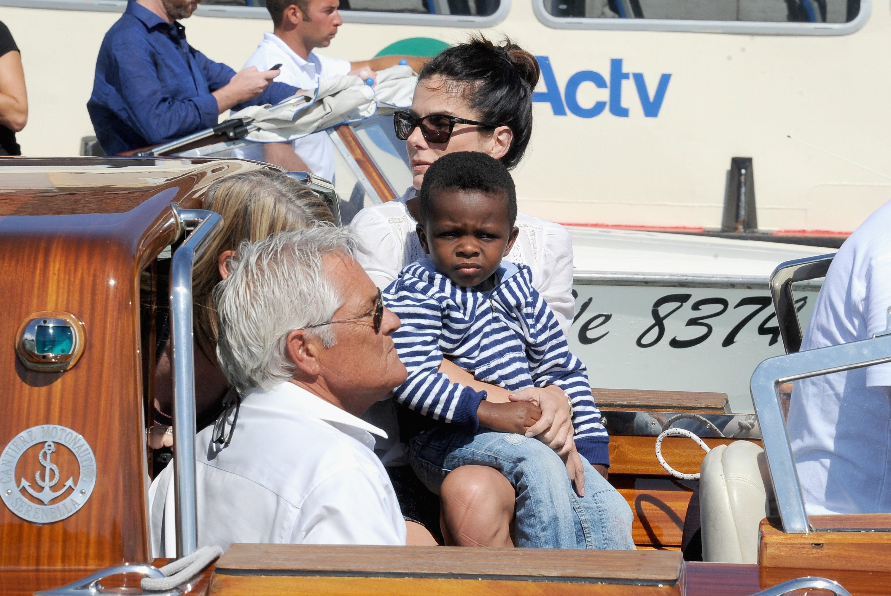 Sandra Bullock y su hijo Louis en Venecia, Italia en 2013. | Foto: Getty Images
